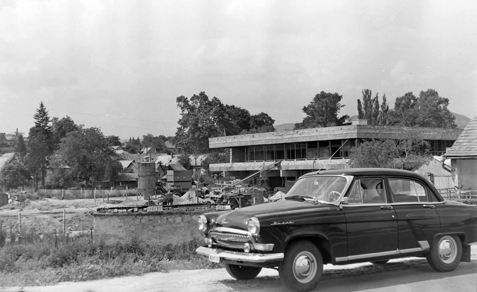 Hungary, Szentendre, Duna-part, az épülő Teátrum étterem., 1970, Építésügyi Dokumentációs és Információs Központ, VÁTI, Soviet brand, GAZ-brand, construction, restaurant, automobile, M21 Wolga, Fortepan #32368