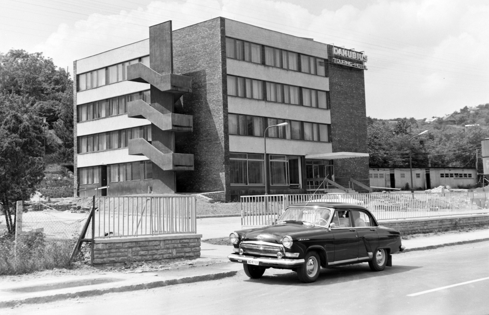 Hungary, Szentendre, Ady Endre út 28., Danubius Szálló., 1970, Építésügyi Dokumentációs és Információs Központ, VÁTI, Soviet brand, GAZ-brand, hotel, automobile, M21 Wolga, number plate, Fortepan #32369
