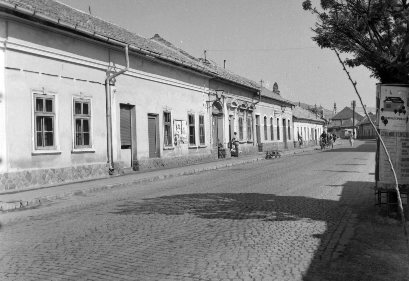 Hungary, Szentendre, Kossuth Lajos utca a HÉV felől a központ felé nézve. Ezt a házsort a Holdas udvarig lebontották, itt áll ma a posta., 1968, Építésügyi Dokumentációs és Információs Központ, VÁTI, poster, street view, ad pillar, donkey, handbarrow, Fortepan #32375