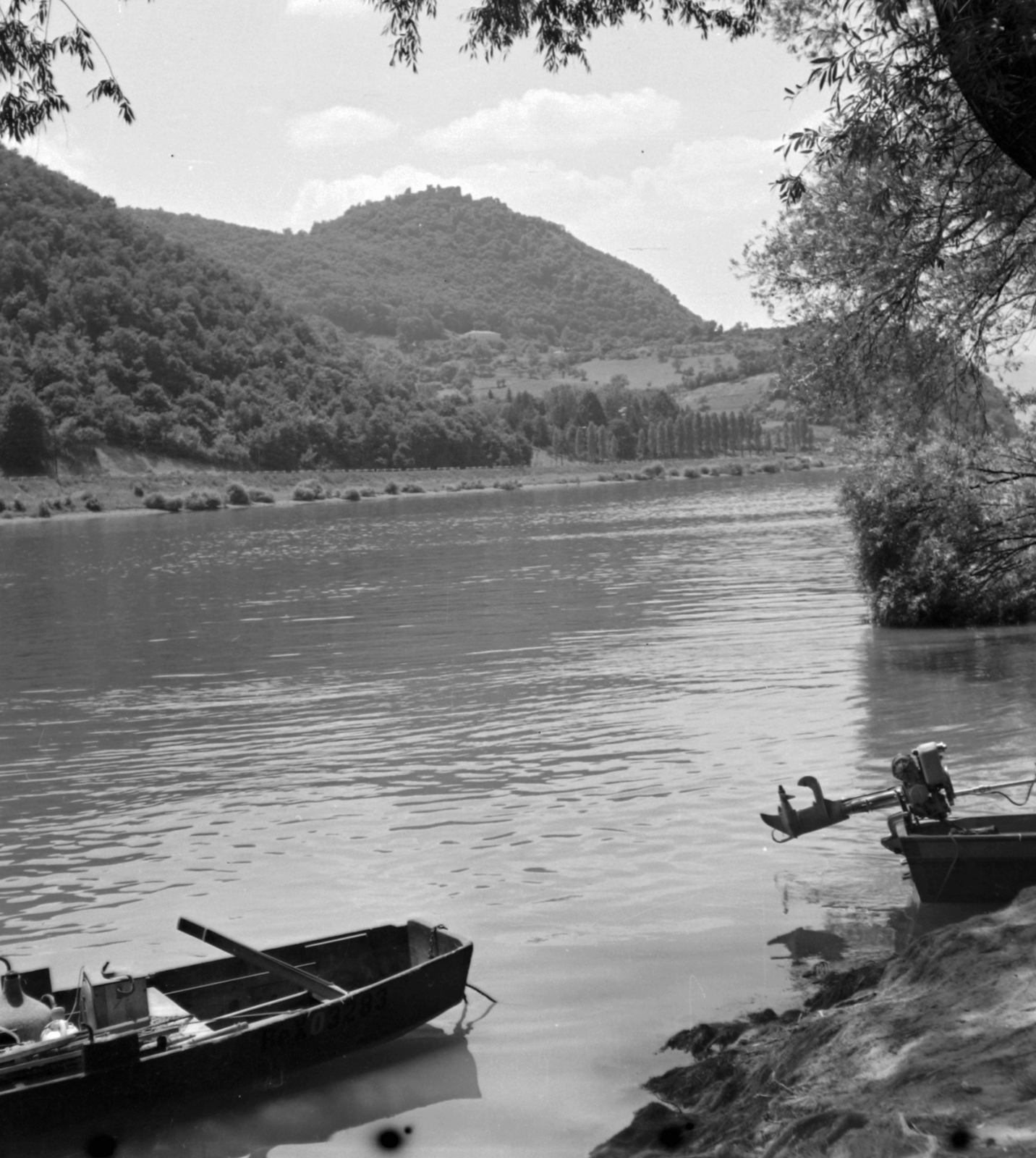 Hungary,Danube Bend, Kisoroszi, Duna-part, szemben a visegrádi fellegvár., 1968, Építésügyi Dokumentációs és Információs Központ, VÁTI, boat, outboard motor, Fortepan #32386