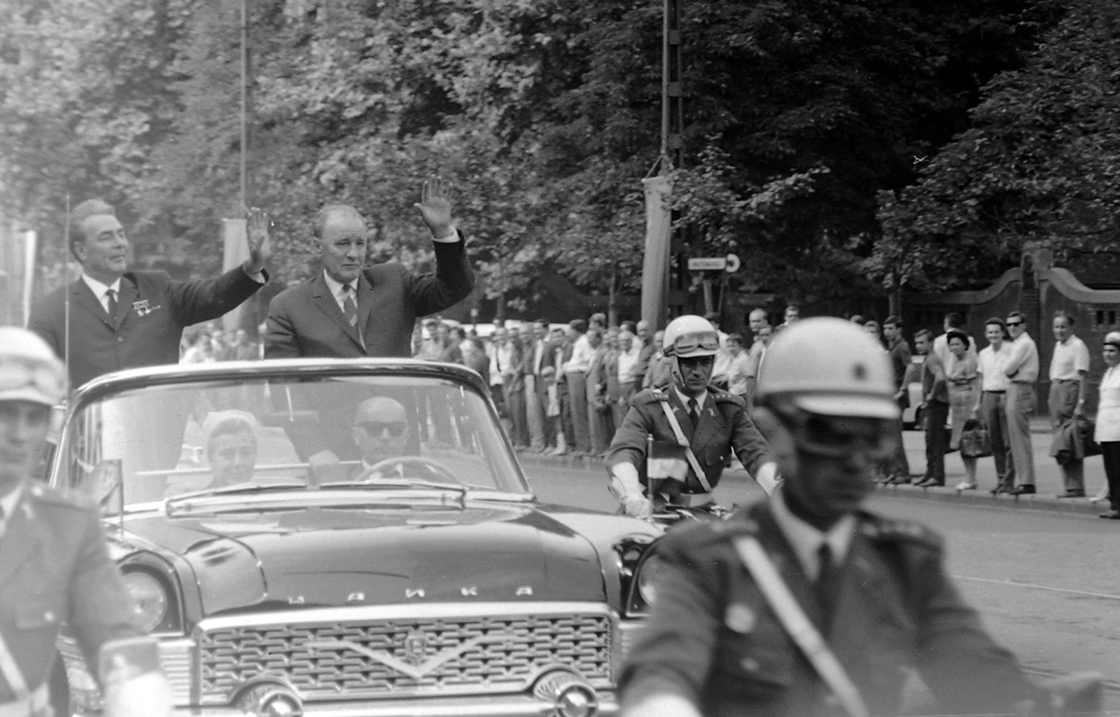 Hungary, Budapest VIII.,Budapest IX., Üllői út, Ludovika (Kun Béla) tér, L. I. Brezsnyev látogatása Magyarországon., 1967, Fortepan, celebrity, socialism, politics, GAZ 13 Chaika, parade, Budapest, Fortepan #324