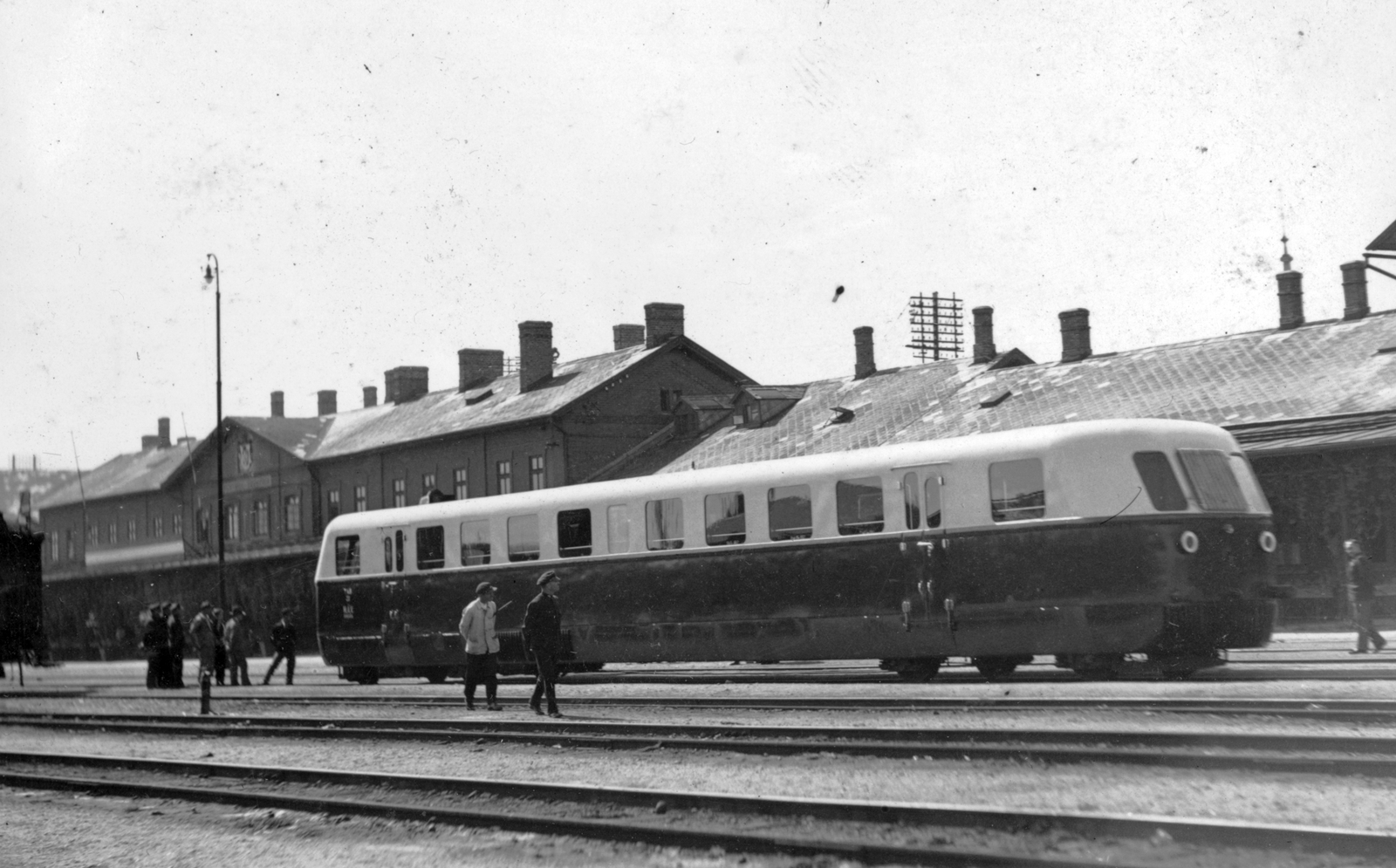 Serbia, Subotica, vasútállomás, Ganz gyártmányú Árpád sorozatú (TAS) sínautóbusz., 1937, Indóház, railway, Hungarian brand, rail, Ganz-brand, Fortepan #32413