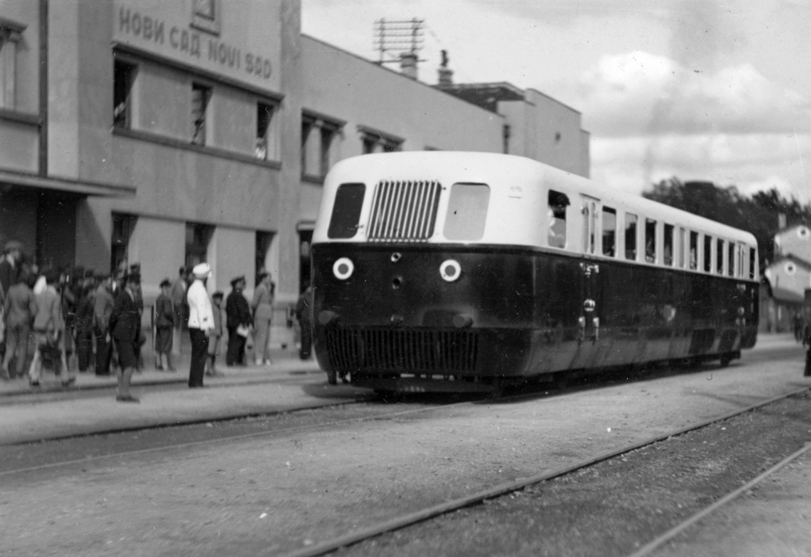 Serbia, Novi Sad, Ganz gyártmányú Árpád sorozatú (TAS) sínautóbusz., 1937, Indóház, railway, Hungarian brand, rail, Ganz-brand, place-name signs, Cyrillic alphabet, bilingual sign, Fortepan #32414