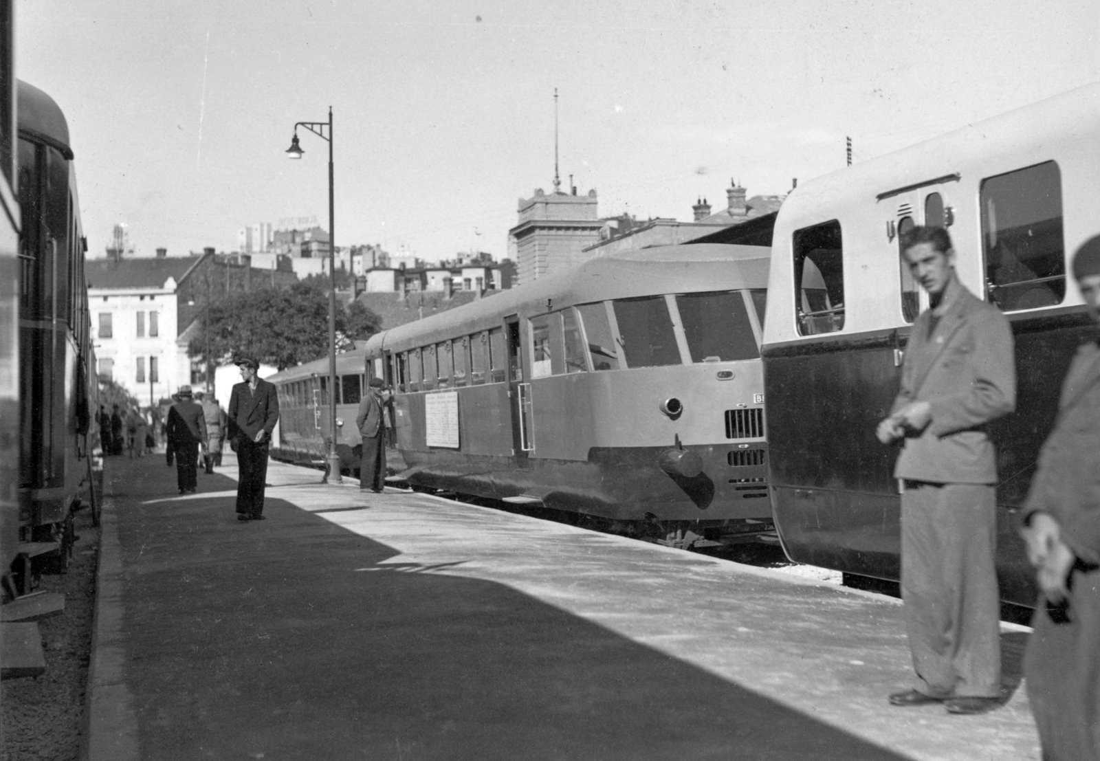 Serbia, Belgrade, pályaudvar, Ganz gyártmányú Árpád sorozatú (TAS) sínautóbusz, mögötte egy milánói ALn Breda motorvonat., 1937, Indóház, railway, Hungarian brand, Italian brand, rail, Ganz-brand, Breda-brand, Fortepan #32417