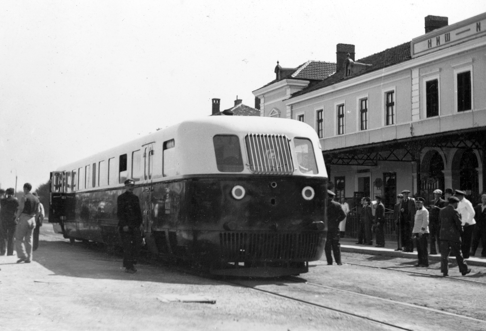 Serbia, Ganz gyártmányú Árpád sorozatú (TAS) sínautóbusz., 1937, Indóház, railway, Hungarian brand, rail, train station, Ganz-brand, place-name signs, Cyrillic alphabet, bilingual sign, Fortepan #32422