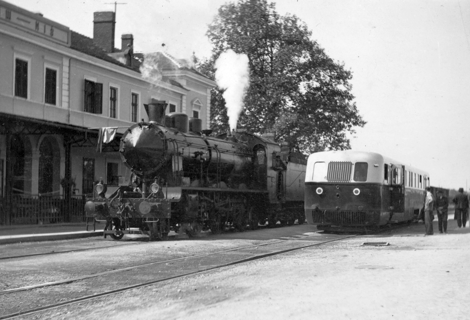 Serbia, Ganz gyártmányú Árpád sorozatú (TAS) sínautóbusz., 1937, Indóház, steam locomotive, railway, Hungarian brand, rail, building, train station, Ganz-brand, place-name signs, bilingual sign, Fortepan #32423