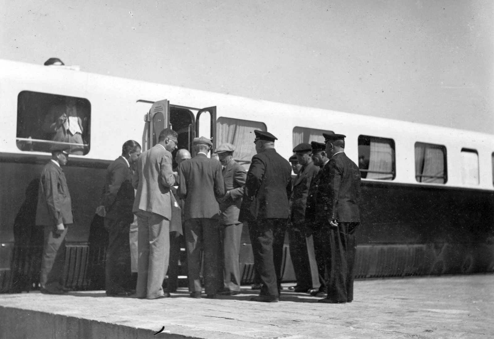 Bulgaria, Ganz gyártmányú Árpád sorozatú (TAS) sínautóbusz. Szemben, oldalról sapkában III. Borisz bolgár cár., 1937, Indóház, celebrity, railway, Hungarian brand, rail, Ganz-brand, Fortepan #32446