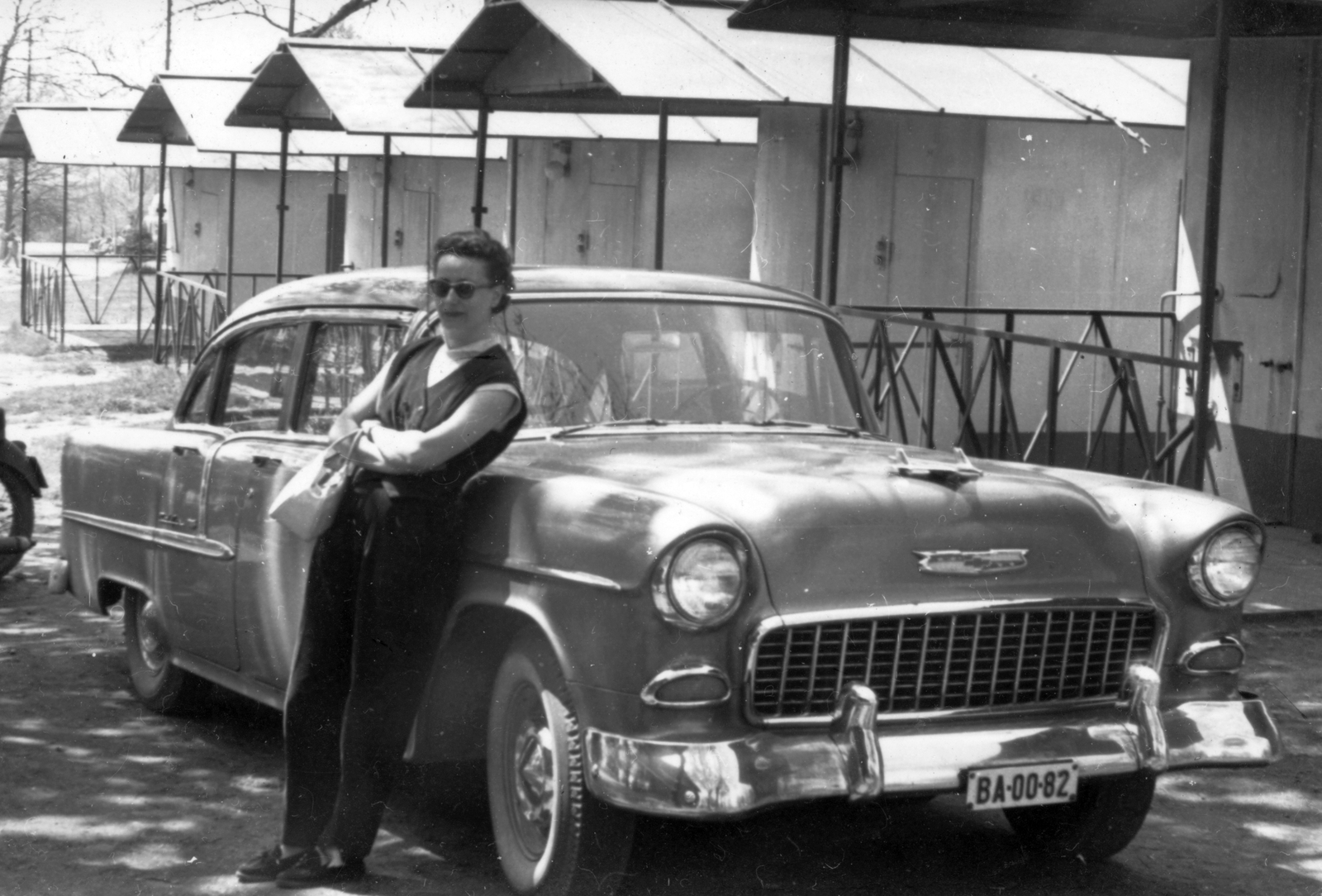 Chevrolet Bel Air 4-door Sedan tipusú személygépkocsi., 1964, Bejczy Sándor, american brand, booth, shades, woman, Chevrolet-brand, handbag, automobile, number plate, girls'n'cars, Fortepan #32450