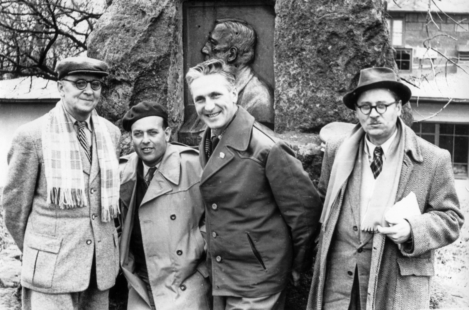 Hungary, Dobogókő, Dr. Téry Ödön emlékműve, háttérben az Eötvös Loránd Menedékház., 1963, Bejczy Sándor, monument, tableau, men, glasses, relief, cap, Fortepan #32454