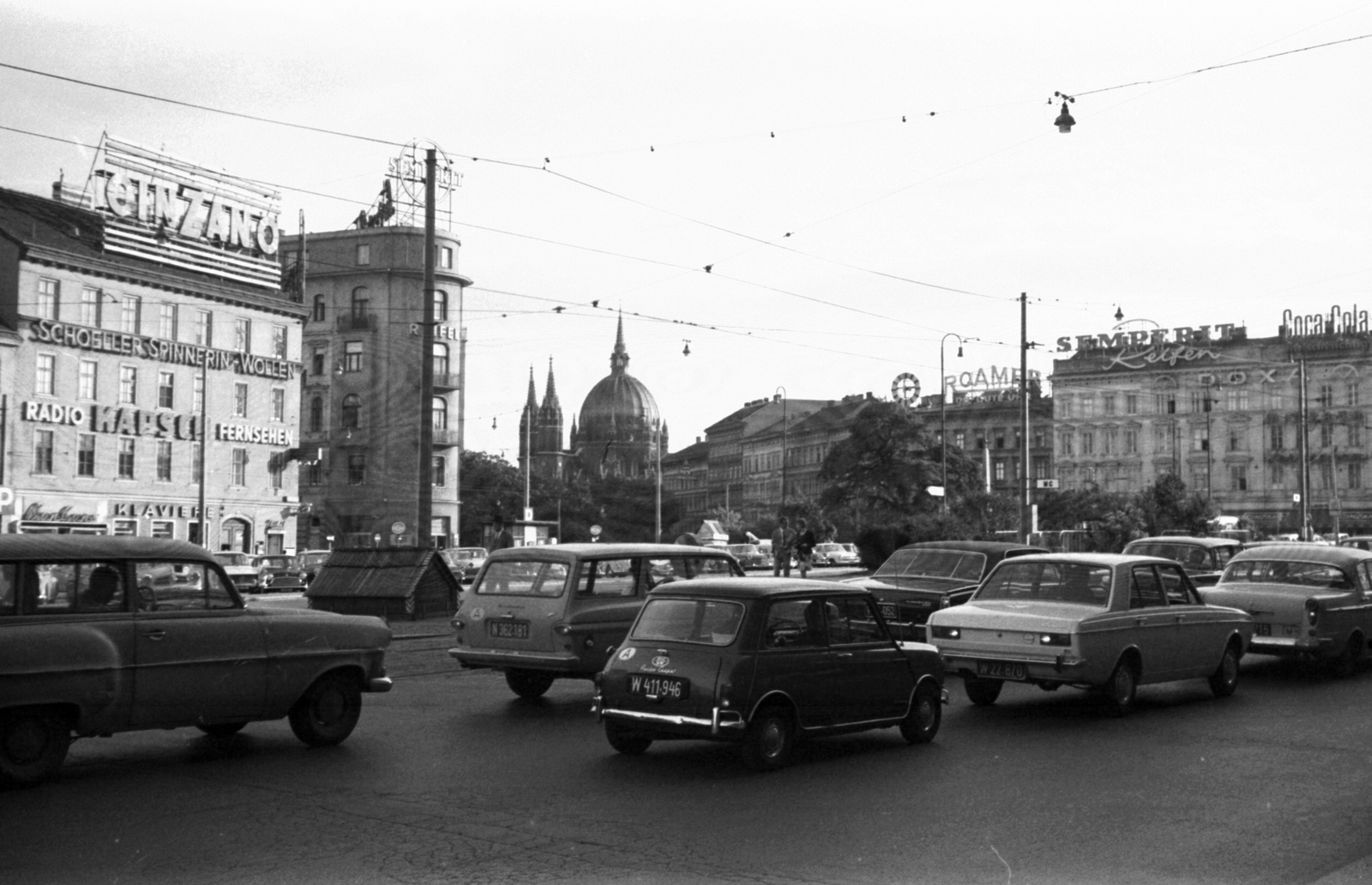 Austria, Vienna, Mariahilfer Gürtel, középen a Maria vom Siege (győzedelmes Mária) templom, 1964, Beyer Norbert, traffic, German brand, British brand, Opel-brand, neon sign, Austin-Brand, automobile, Fortepan #32455