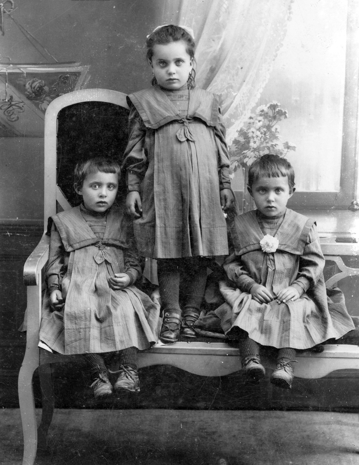 1900, GGAABBOO, portrait, fashion, shoe, curtain, flower, window, kids, hairdo, vase, pantyhose, kid's attire, standing on a bench, three people, Fortepan #32461