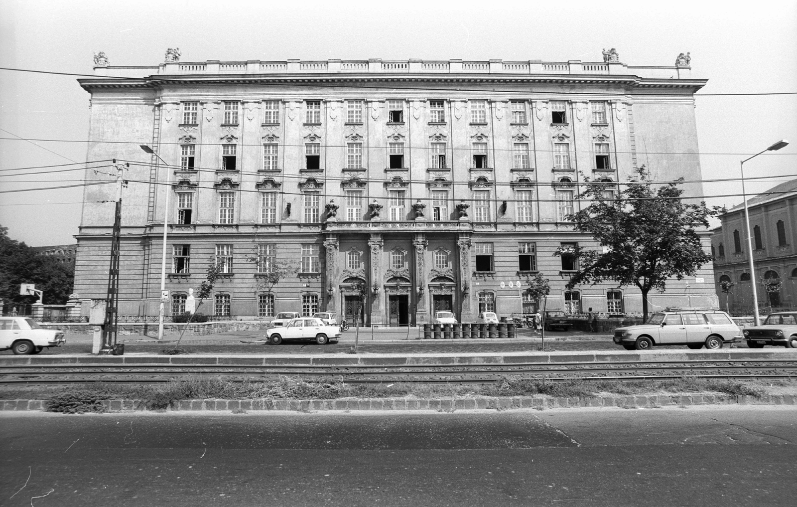 Magyarország, Budapest XI., Villányi út 27. József Attila (később Budai Ciszterci Szent Imre) Gimnázium., 1986, Építésügyi Dokumentációs és Információs Központ, VÁTI, iskola, gimnázium, historizmus, Fiat 500, Budapest, ciszterci rend, neobarokk stílus, Wälder Gyula-terv, Fortepan #32472