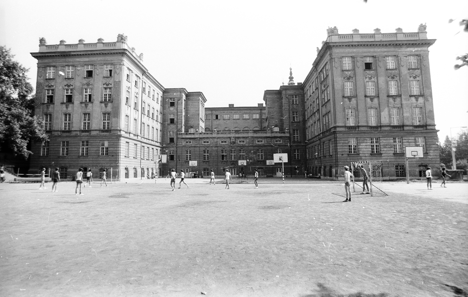 Hungary, Budapest XI., Villányi út 27. József Attila (később Budai Ciszterci Szent Imre) Gimnázium., 1986, Építésügyi Dokumentációs és Információs Központ, VÁTI, playground, high school, Budapest, Cistercian Order, basketball hoop, Neo-Baroque-style, Gyula Wälder-design, Fortepan #32473