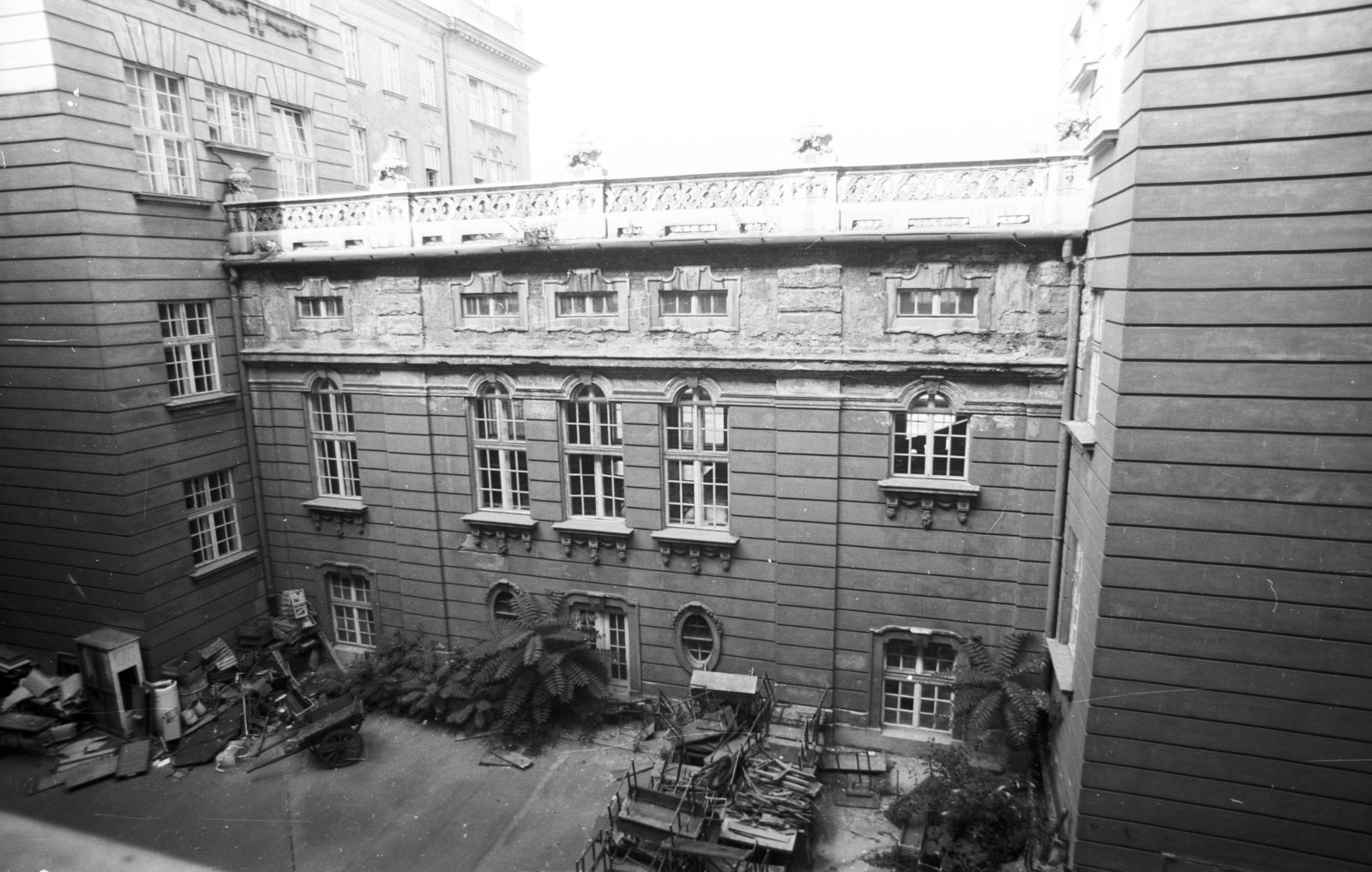 Hungary, Budapest XI., Villányi út 27. József Attila (később Budai Ciszterci Szent Imre) Gimnázium., 1986, Építésügyi Dokumentációs és Információs Központ, VÁTI, high school, Budapest, Cistercian Order, clearance, Neo-Baroque-style, Gyula Wälder-design, Fortepan #32475