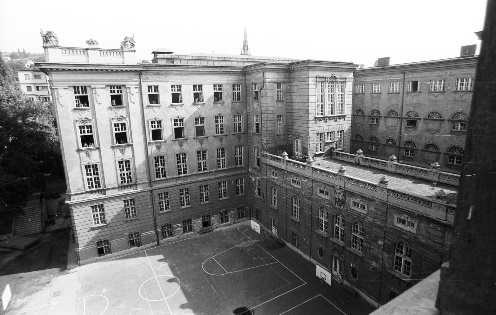Hungary, Budapest XI., Villányi út 27. József Attila (később Budai Ciszterci Szent Imre) Gimnázium., 1986, Építésügyi Dokumentációs és Információs Központ, VÁTI, high school, Budapest, Cistercian Order, basketball hoop, Neo-Baroque-style, Gyula Wälder-design, Fortepan #32476