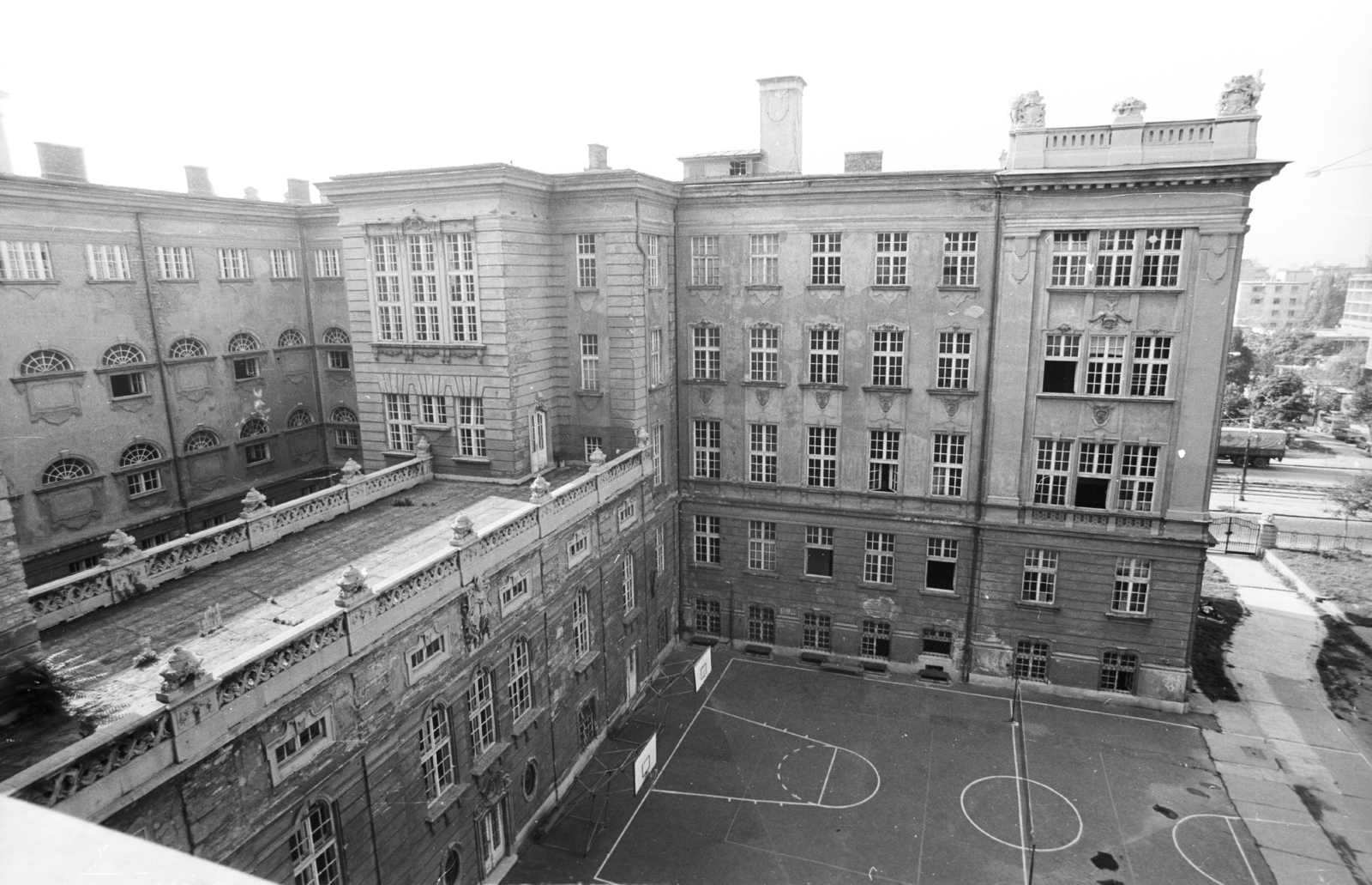 Hungary, Budapest XI., Villányi út 27. József Attila (később Budai Ciszterci Szent Imre) Gimnázium., 1986, Építésügyi Dokumentációs és Információs Központ, VÁTI, school, high school, Budapest, Cistercian Order, basketball hoop, Neo-Baroque-style, Gyula Wälder-design, Fortepan #32478