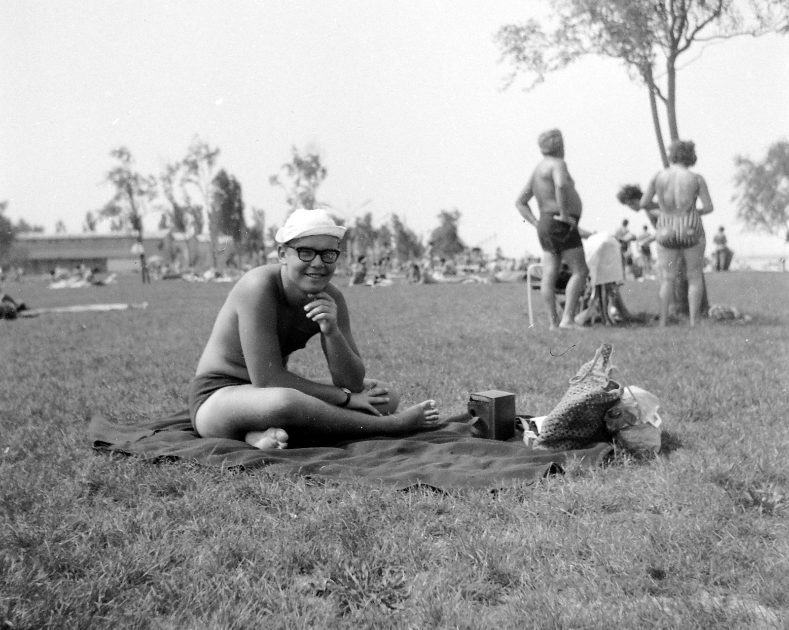 Hungary, Lake Velence, Agárd, Strand., 1966, Fortepan, beach, smile, bag, plaid, bathing suit, glasses, Fortepan #3248