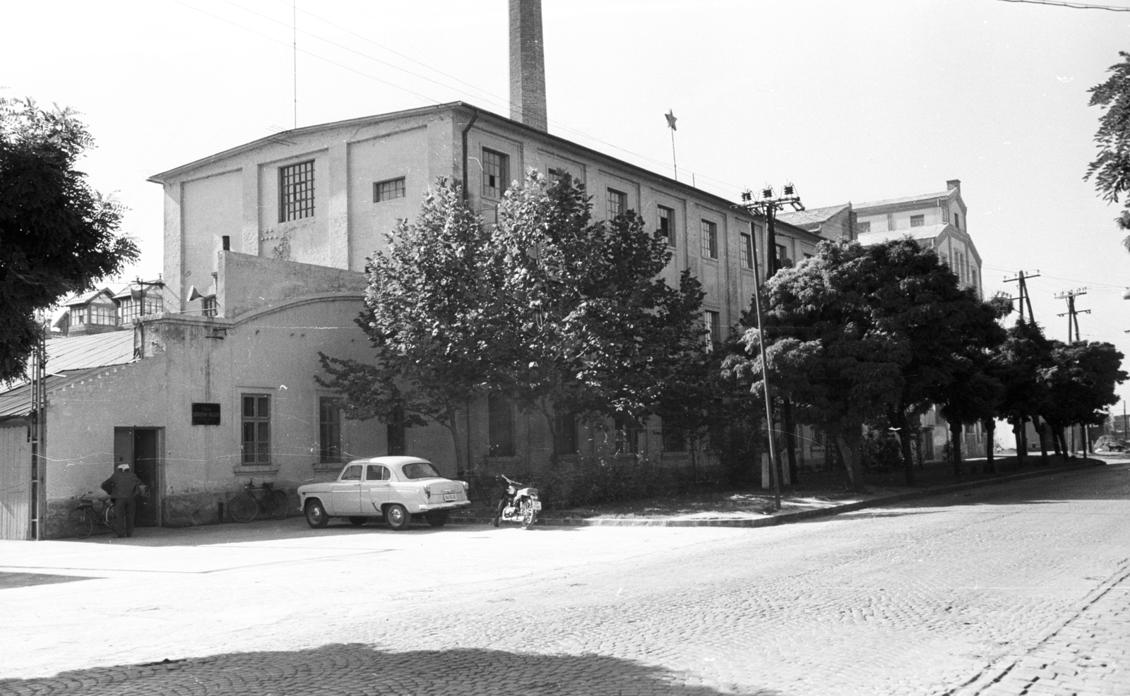 Hungary, Csongrád, Felszabadulás utca 59., Tisza Bútoripari Vállalat., 1968, Építésügyi Dokumentációs és Információs Központ, VÁTI, Soviet brand, motorcycle, Moskvitch-brand, factory, Fortepan #32481