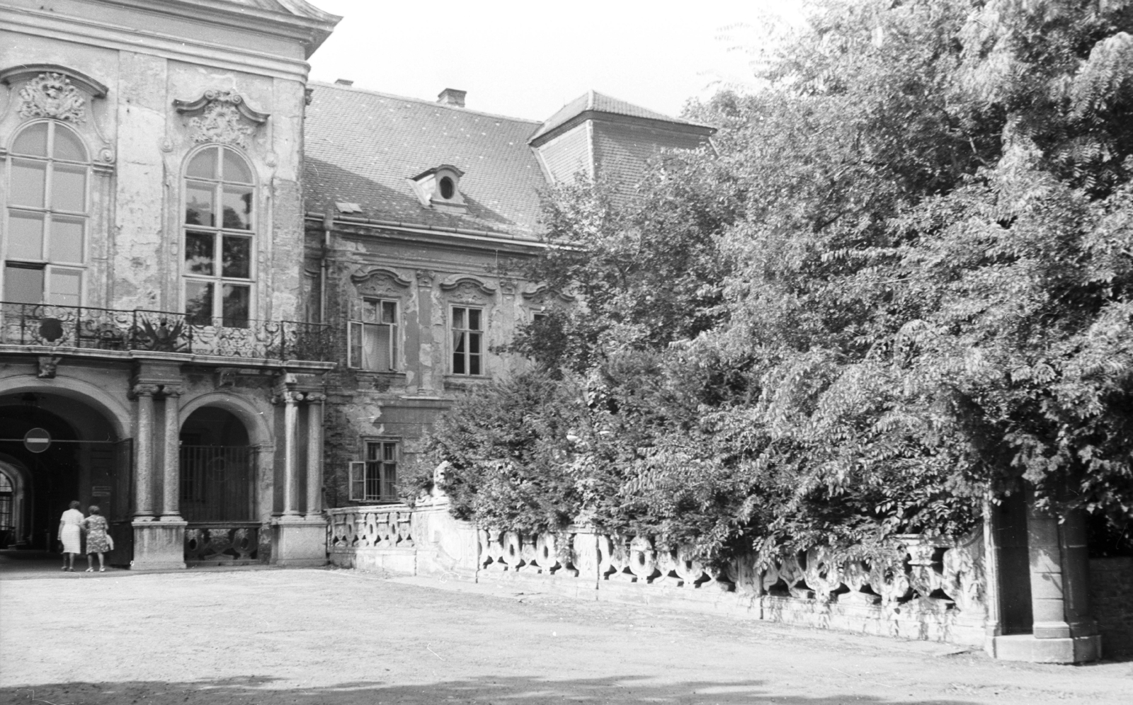 Magyarország, Gödöllő, Gödöllői Királyi Kastély főbejárata., 1980, Építésügyi Dokumentációs és Információs Központ, VÁTI, erkély, barokk-stílus, palota, épületkár, őrbódé, kovácsoltvas, főbejárat, Andreas Mayerhoffer-terv, Fortepan #32489