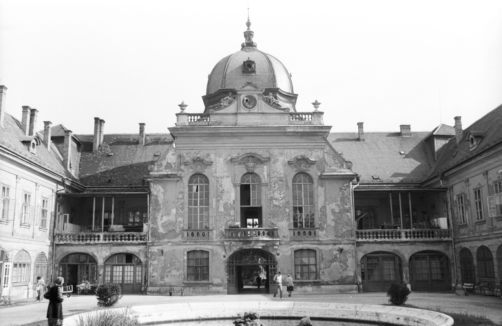 Magyarország, Gödöllő, Gödöllői Királyi Kastély, főépület a belső udvar felől nézve., 1980, Építésügyi Dokumentációs és Információs Központ, VÁTI, kastély, szökőkút, barokk-stílus, épület, palota, kupola, belső udvar, Andreas Mayerhoffer-terv, Fortepan #32498