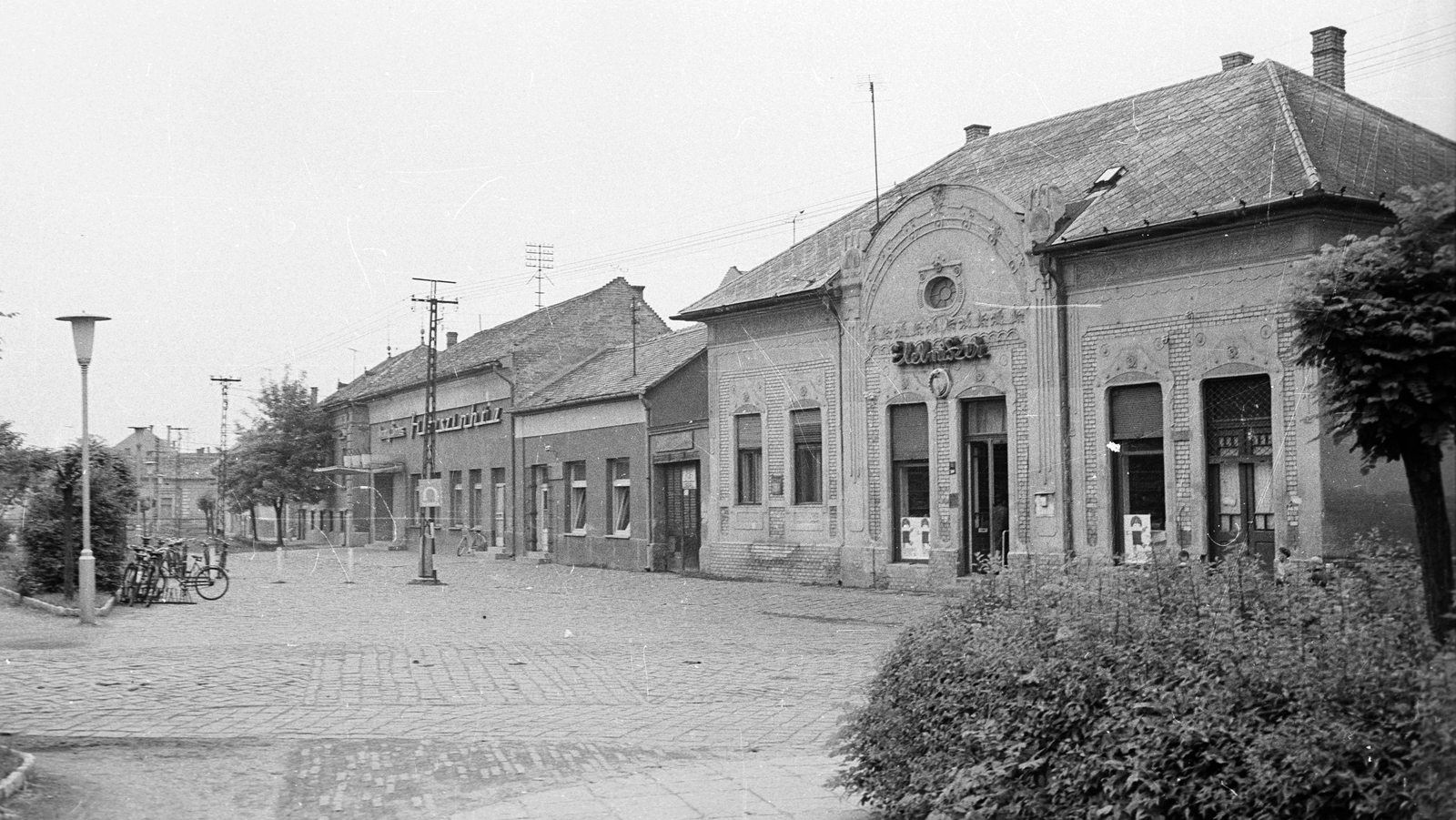 Magyarország, Nagykőrös, Széchenyi tér, Arany János mozi., 1969, Építésügyi Dokumentációs és Információs Központ, VÁTI, kerékpár, kerékpár tároló, Fortepan #32506