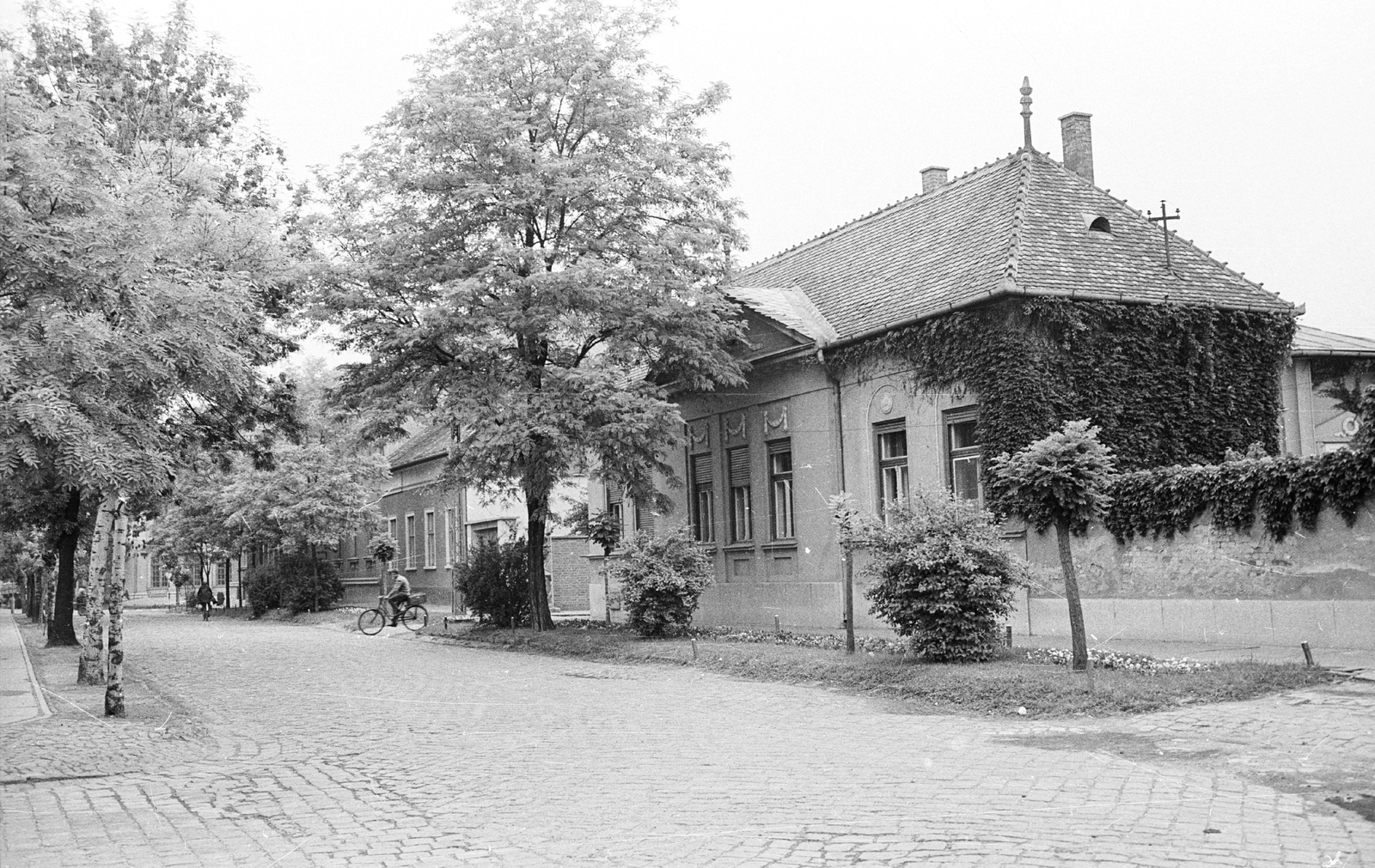 Hungary, Nagykőrös, Hősök tere a Losonczy utca torkolatától nézve., 1969, Építésügyi Dokumentációs és Információs Központ, VÁTI, bicycle, Fortepan #32524