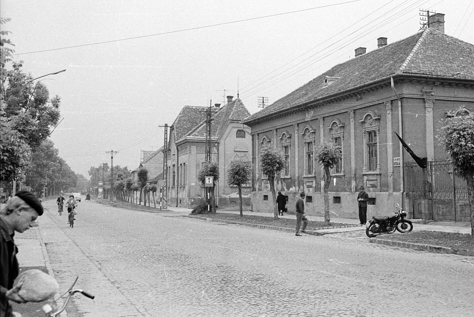 Magyarország, Nagykőrös, Ceglédi út, jobbra a Zrínyi utca torkolata., 1969, Építésügyi Dokumentációs és Információs Központ, VÁTI, kerékpár, motorkerékpár, Fortepan #32526