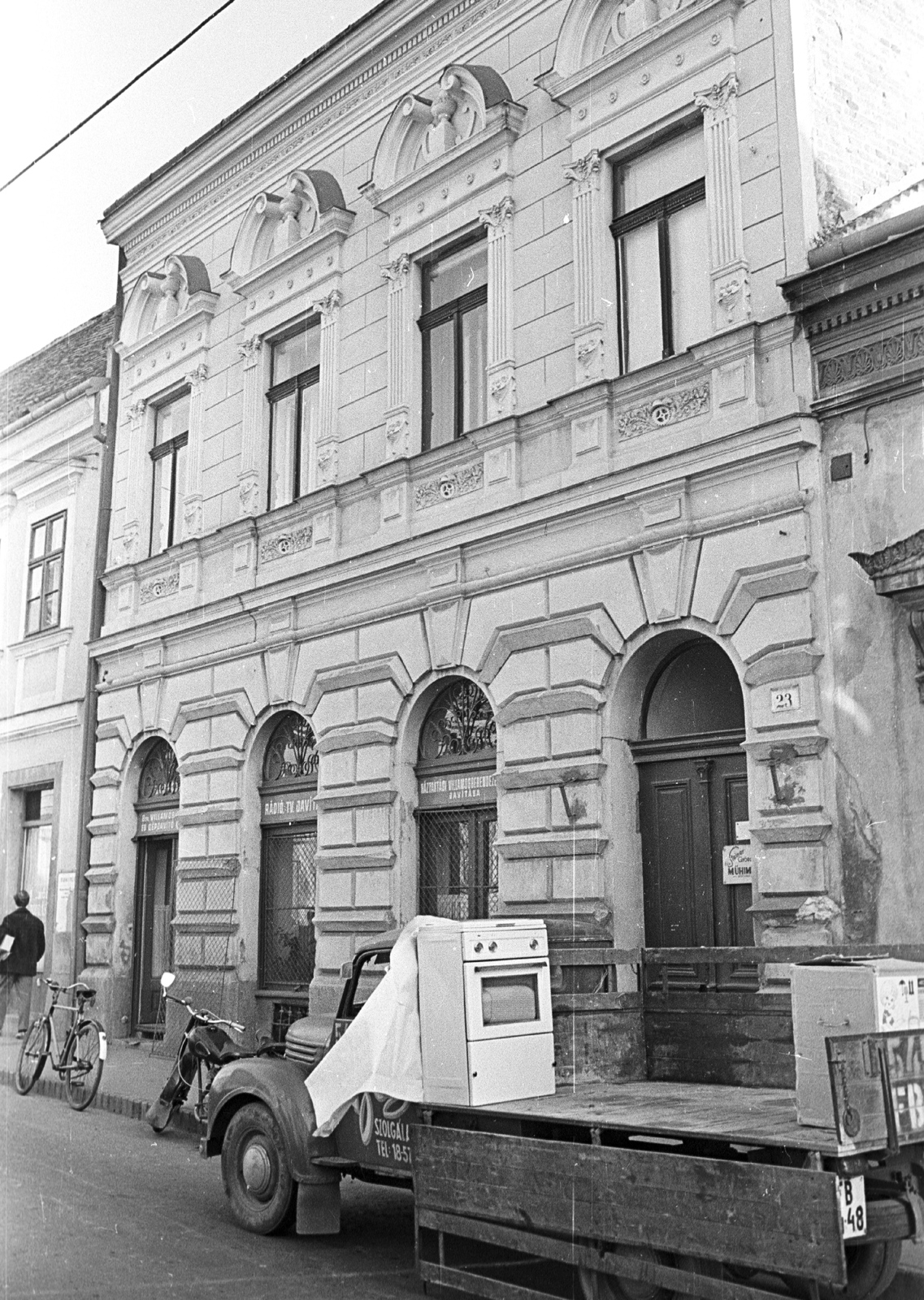 Hungary, Pécs, Ferencesek utcája (Sallai utca) 23., 1968, Építésügyi Dokumentációs és Információs Központ, VÁTI, commercial vehicle, fireplace, Fortepan #32538