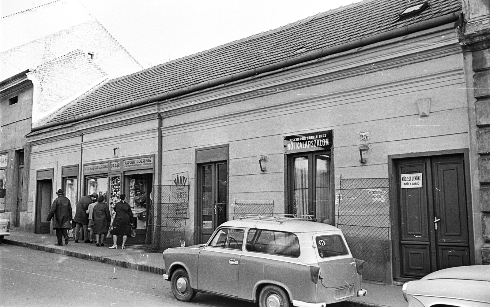 Hungary, Pécs, Ferencesek utcája (Sallai utca) 15., 1968, Építésügyi Dokumentációs és Információs Központ, VÁTI, German brand, Trabant-brand, street view, automobile, hat shop, country code sign, Fortepan #32550
