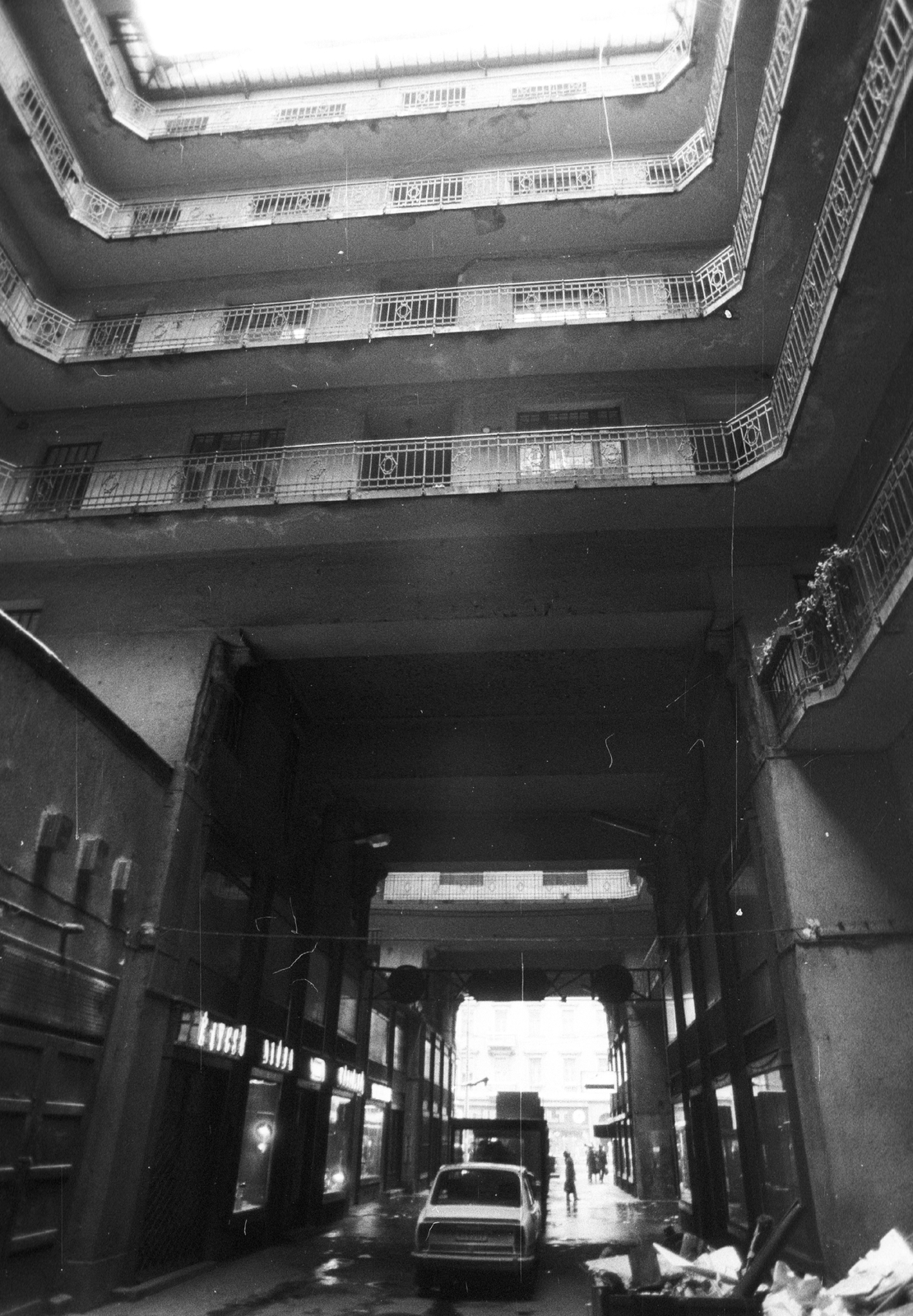 Hungary, Budapest VIII., Rákóczi út 51. sz. belső üzletsora., 1988, Építésügyi Dokumentációs és Információs Központ, VÁTI, courtyard balcony, Budapest, Fortepan #32557