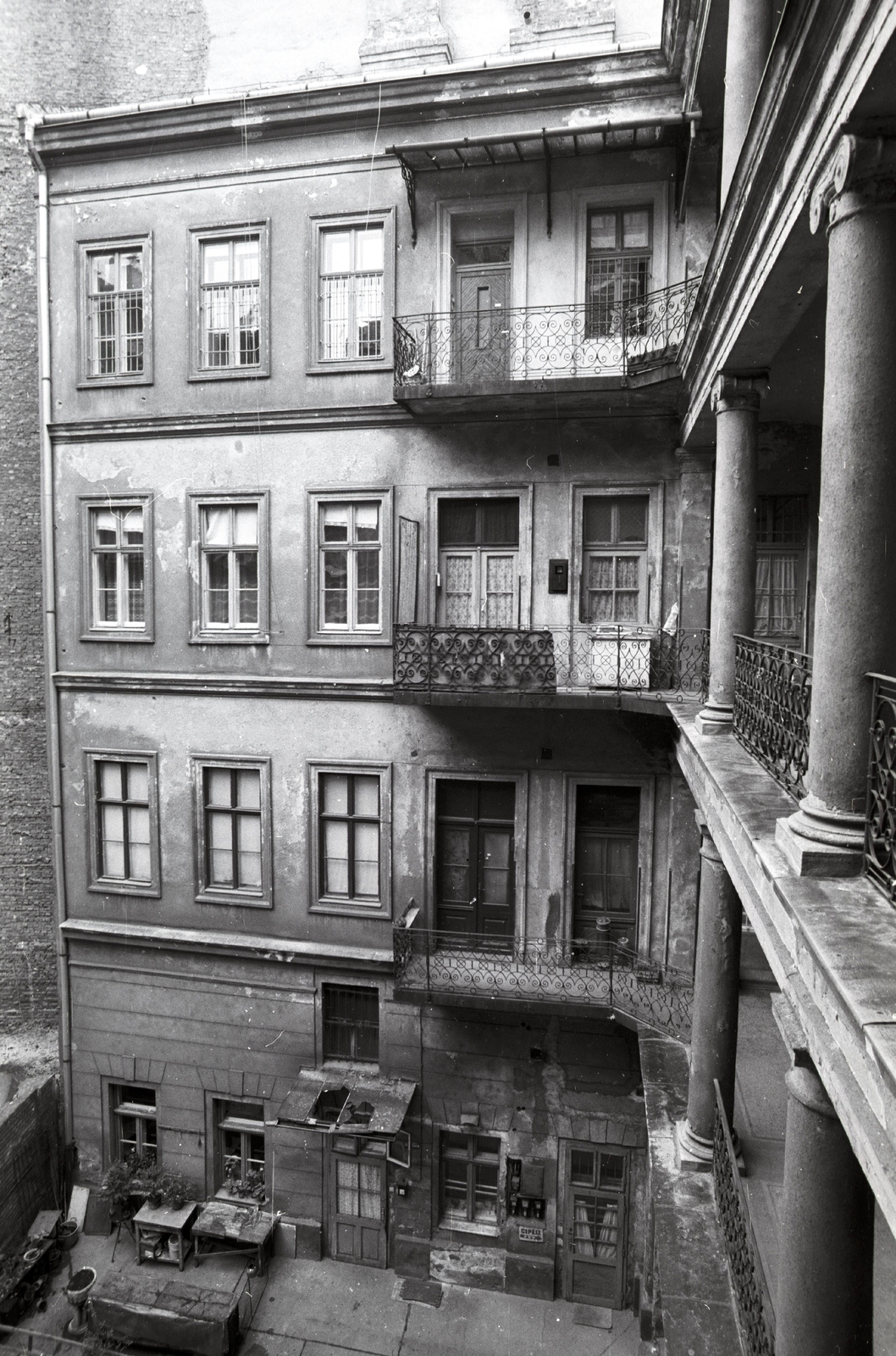 Magyarország, Budapest V., Szent István körút 19., 1986, Építésügyi Dokumentációs és Információs Központ, VÁTI, udvar, körfolyosó, bérház, oszlop, Budapest, Fortepan #32565