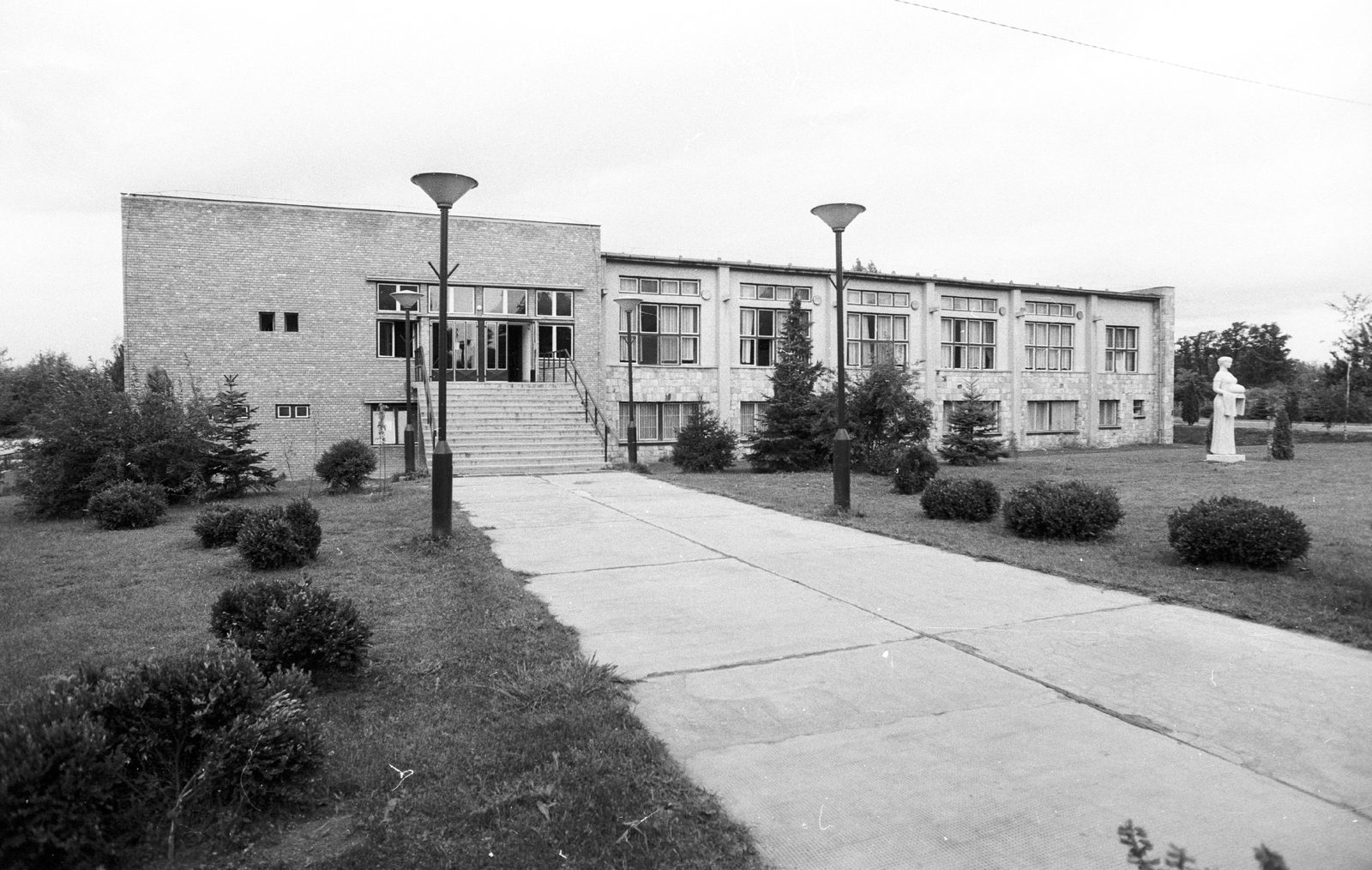 Hungary, Herceghalom, Gesztenyés út 28. Az épület előtt Bajnok Béla A kenyér dicsérete c. szobra., 1979, Építésügyi Dokumentációs és Információs Központ, VÁTI, Fortepan #32568