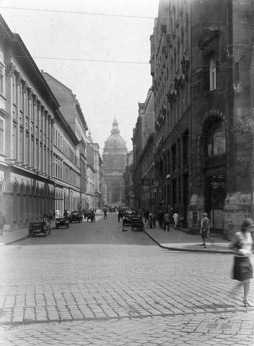 Magyarország, Budapest V., a Zrínyi utca a Széchenyi István (Ferenc József) tér felől a Szent István-bazilika felé nézve. Jobbra a Gresham-palota sarka., 1928, Pesti Brúnó, templom, utcakép, automobil, Budapest, Fortepan #32571