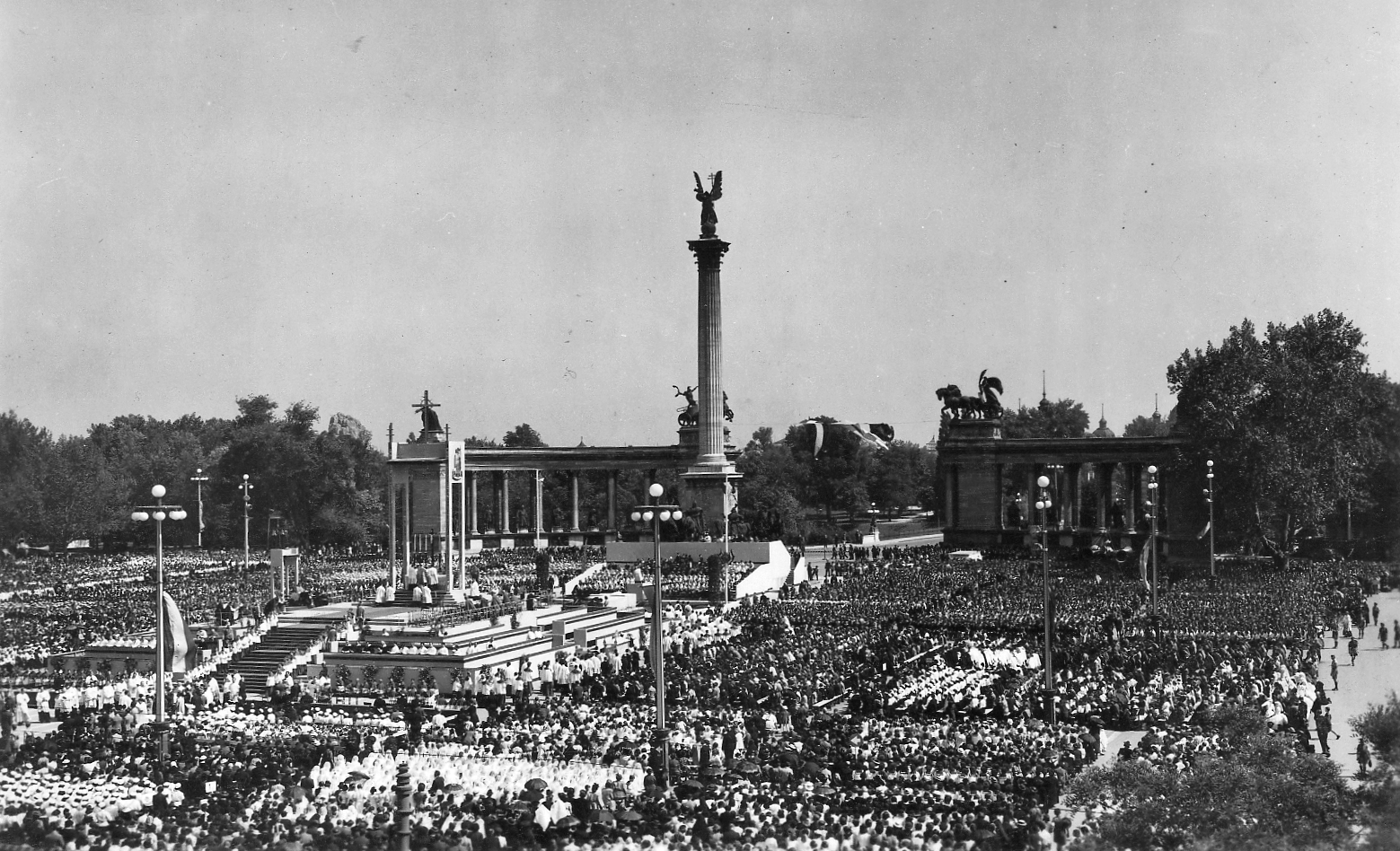 Magyarország, Budapest XIV., Hősök tere, XXVIII. Katolikus Nagygyűlés oltára., 1939, Pesti Brúnó, vallás, zászló, tömeg, szobor, oltár, gyűlés, Budapest, Gábriel arkangyal-ábrázolás, Fortepan #32579