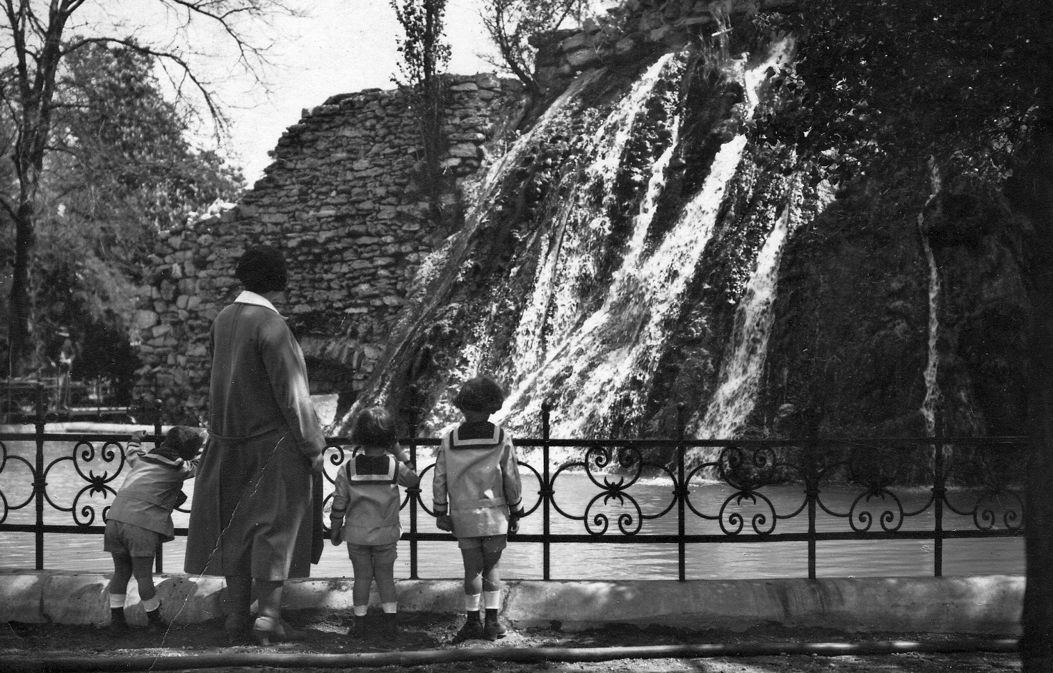 Hungary, Margit Islands, Budapest, vízesés., 1928, Pesti Brúnó, kids, fence, sailor blouse, water fall, Fortepan #32587