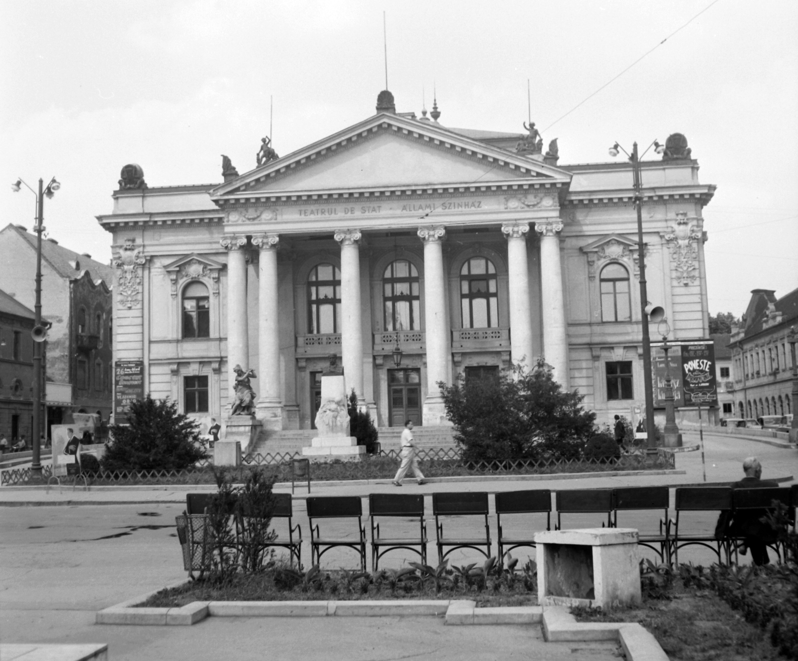 Romania,Transylvania, Oradea, Szigligeti színház., 1961, Gyöngyi, street furniture, theater, Fellner and Helmer-design, lamp post, speaker, bust, bilingual sign, Fortepan #32633