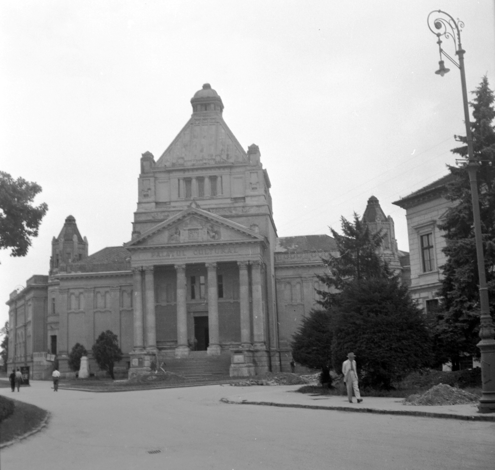 Romania,Transylvania, Arad, Kultúrpalota., 1961, Gyöngyi, Secession, lamp post, pillar, Art Nouveau architecture, Lajos Szántay-design, Fortepan #32634