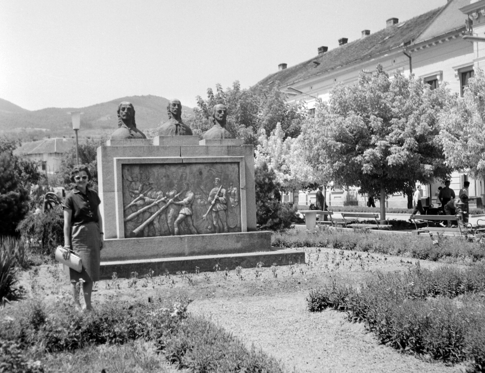 Romania,Transylvania, Deva, Piața Unirii., 1961, Gyöngyi, relief, bust, Horea, Cloșca and Crișan-portrayal, Fortepan #32637