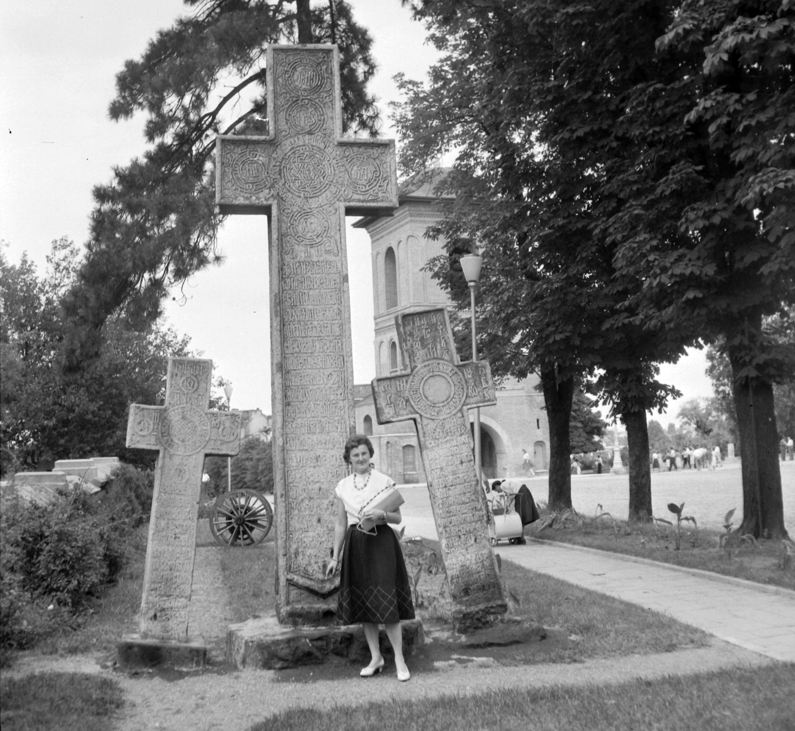 Románia, Bukarest, a Patriarchális székesegyház kertje, háttérben a Harangtorony., 1961, Gyöngyi, babakocsi, kereszt_jelkép, harangtorony, Fortepan #32642