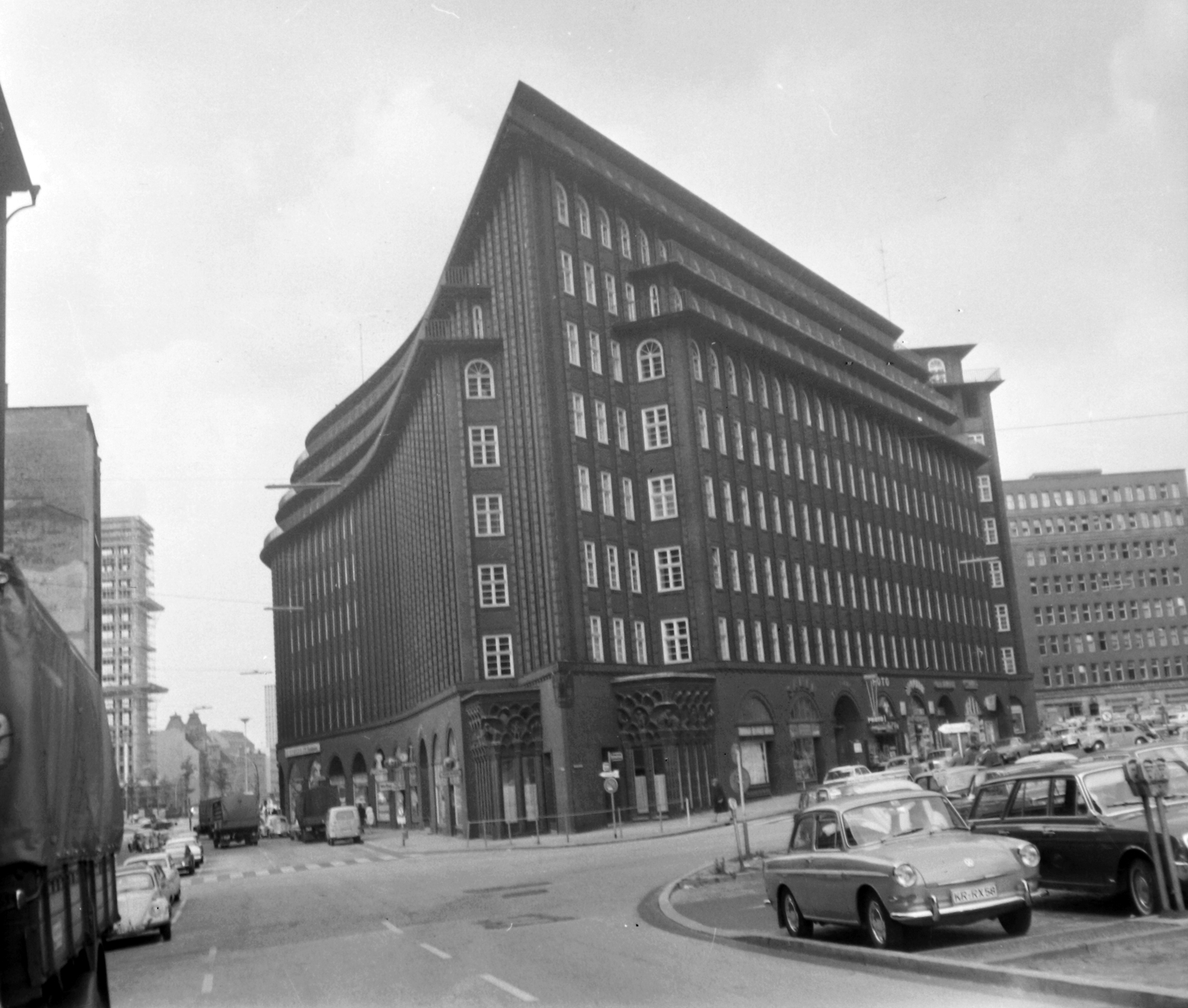 Germany, Hamburg, Chilehaus., 1966, Gyöngyi, German brand, street view, architecture, Volkswagen-brand, automobile, FRG, Expressionist architecture, Fritz Höger-design, Fortepan #32646