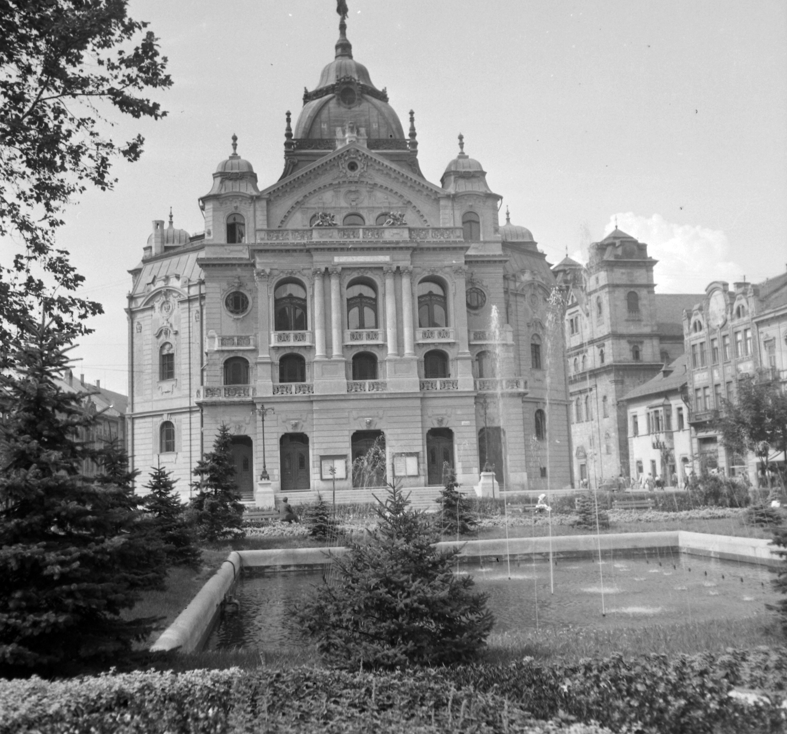 Szlovákia, Kassa, Fő tér (Hlavné namestie), Állami Színház, háttérben a Szentháromság-templom., 1959, Gyöngyi, Csehszlovákia, templom, szökőkút, nemzeti színház, Láng Adolf-terv, neobarokk stílus, Fortepan #32649