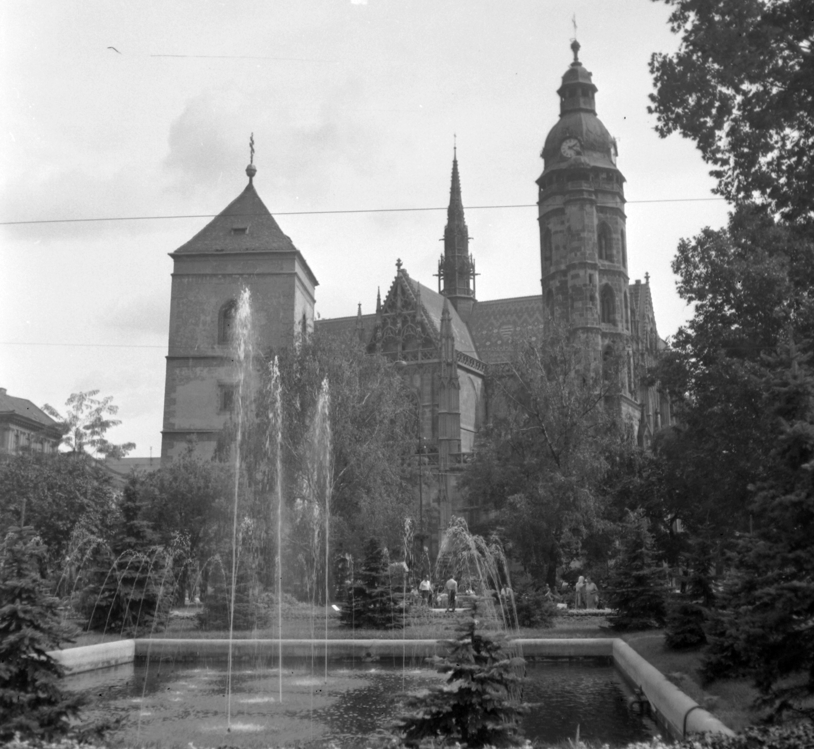 Szlovákia, Kassa, Fő tér (Hlavné namestie), Szent Erzsébet-főszékesegyház (Dóm), előtte az Orbán-torony., 1959, Gyöngyi, Csehszlovákia, szökőkút, katolikus, toronyóra, székesegyház, harangtorony, Martin Lindtner-terv, Fortepan #32650