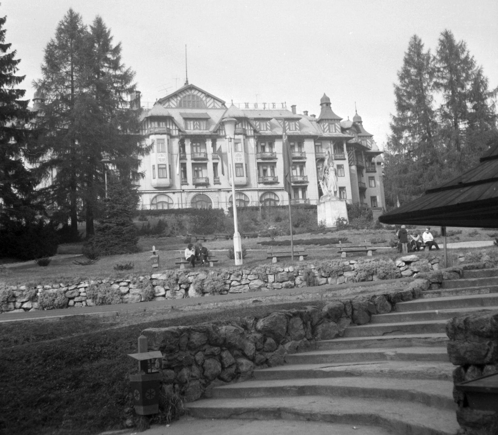 Szlovákia, Magas-Tátra, Ótátrafüred, Grand Hotel., 1965, Gyöngyi, Csehszlovákia, szálloda, lépcső, szemetes, Tátra hegység, Quidó Hoepfner-terv, Fortepan #32654