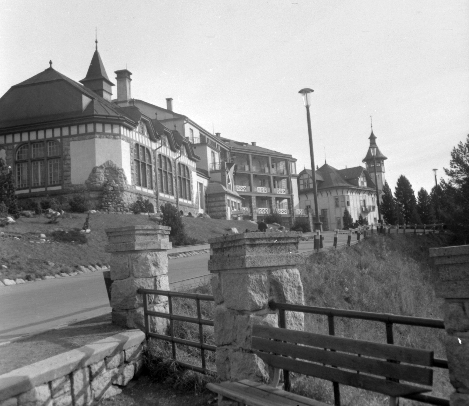 Slovakia, High Tatras, Štrbské pleso, Új-Palota szálló., 1965, Gyöngyi, Czechoslovakia, hotel, bench, Tatra Mountains, Quidó Hoepfner-design, Géza Györgyi-design, Fortepan #32655
