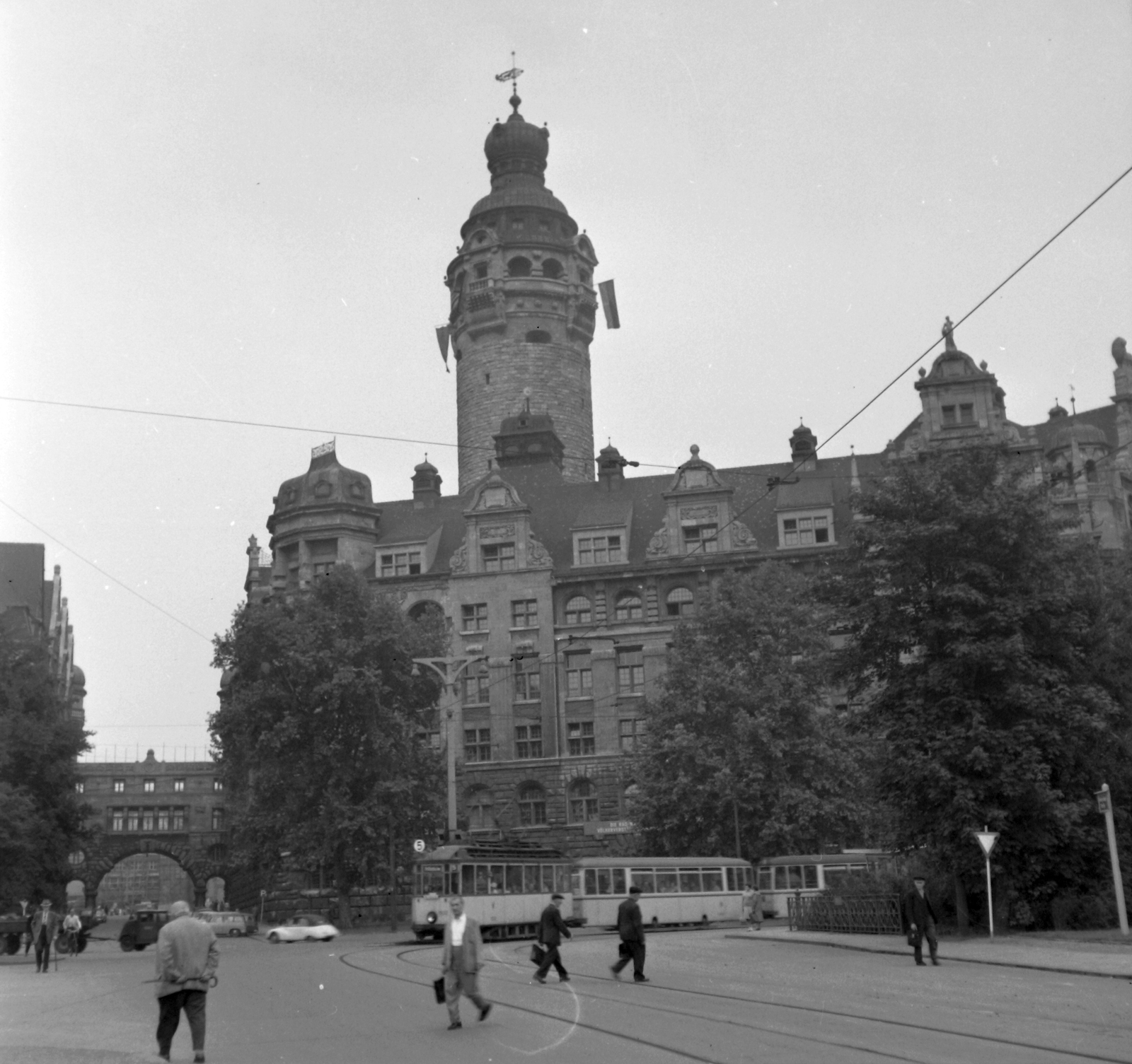 Németország, Lipcse, Új-városháza., 1960, Gyöngyi, utcakép, életkép, villamos, historizmus, NDK, torony, középület, tömegközlekedés, viszonylatszám, Hugo Licht-terv, Fortepan #32661