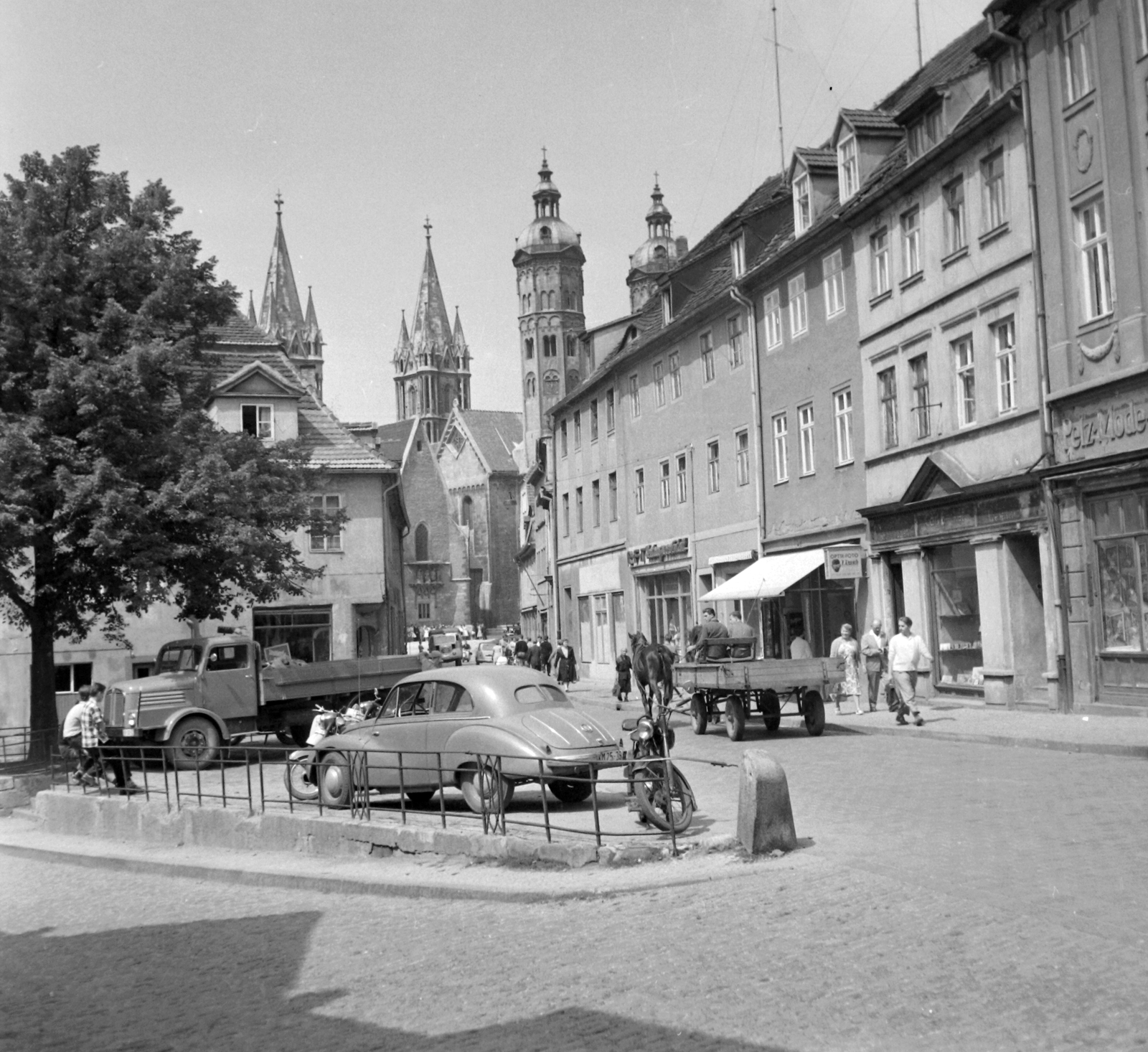 Németország, Naumburg, Steinweg, háttérben a Dóm., 1960, Gyöngyi, templom, motorkerékpár, korlát, lovaskocsi, teherautó, utcakép, életkép, NDK, automobil, Fortepan #32662