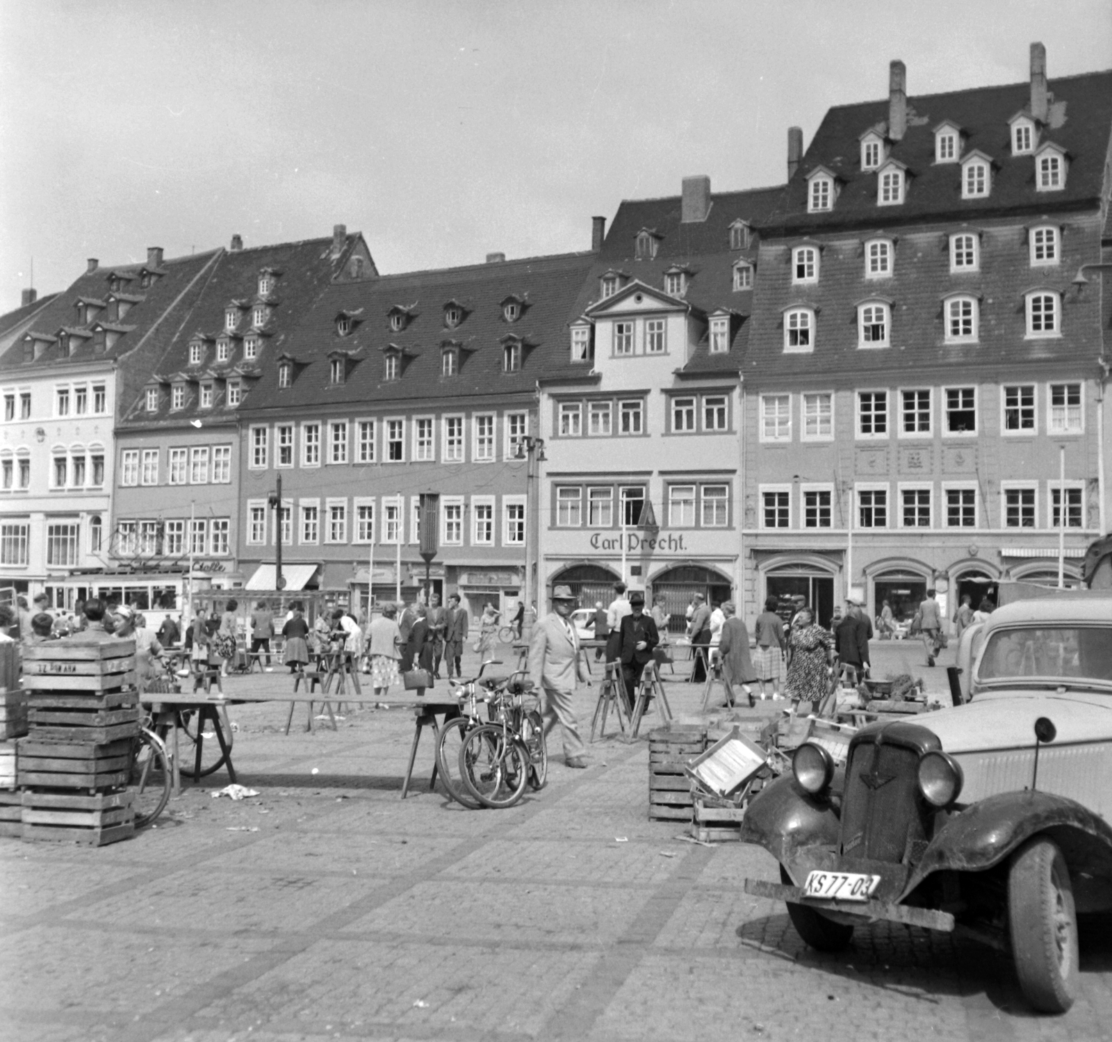 Germany, Naumburg, Markt., 1960, Gyöngyi, bicycle, Gerrman brand, market, genre painting, DKW-brand, GDR, cobblestones, automobile, crate, Fortepan #32663