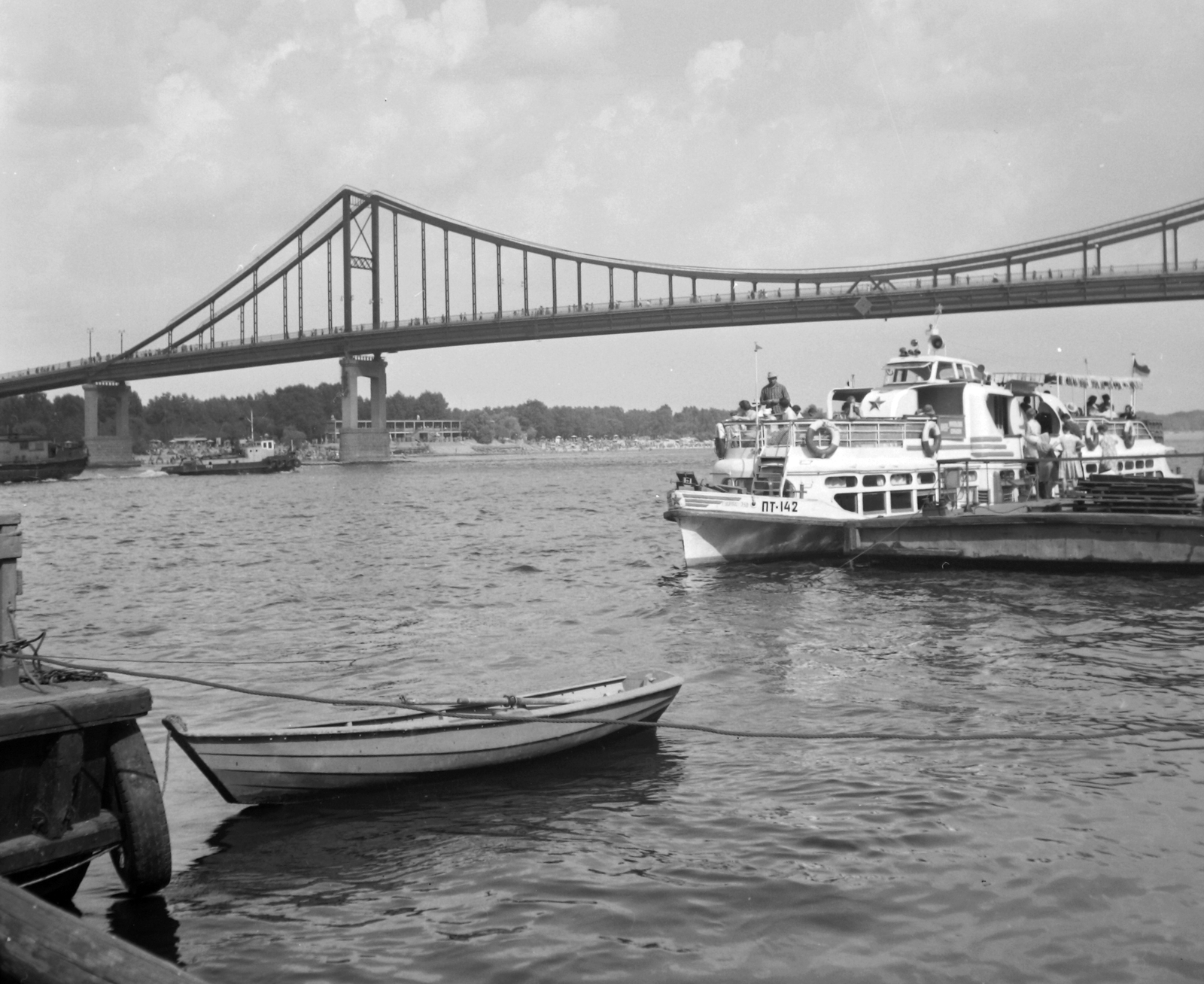 Ukraine, Kyiv, Dnyeper folyó, Park híd., 1965, Gyöngyi, Soviet Union, ship, bridge, river, boat, Fortepan #32667