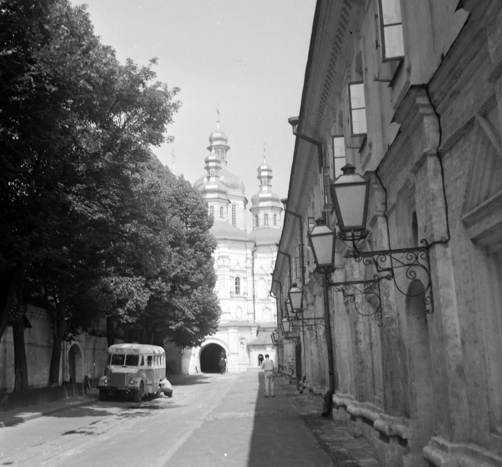 Ukraine, Kyiv, Pecserszka Lavra (Barlangkolostor), Mindenszentek temploma., 1965, Gyöngyi, Soviet Union, bus, light, dome, Fortepan #32670