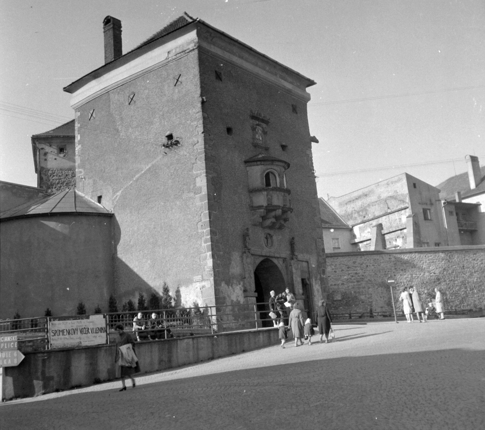 Slovakia, Kremnica, városkapu., 1961, Gyöngyi, ad, Czechoslovakia, road signs, City gate, Fortepan #32673
